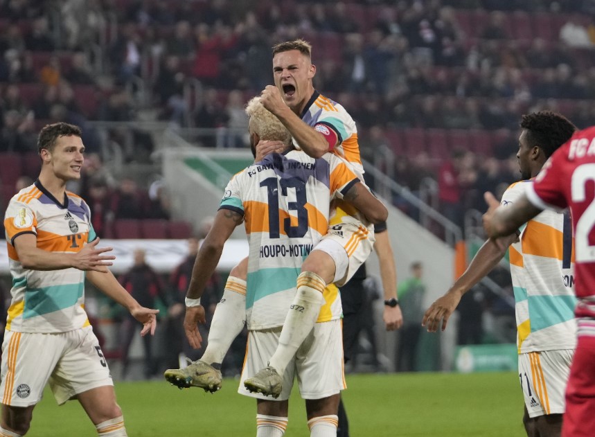 Para pemain Bayern Muenchen melakukan selebrasi usai mencetak gol ke gawang Ausgburg di laga DFB Pokal.