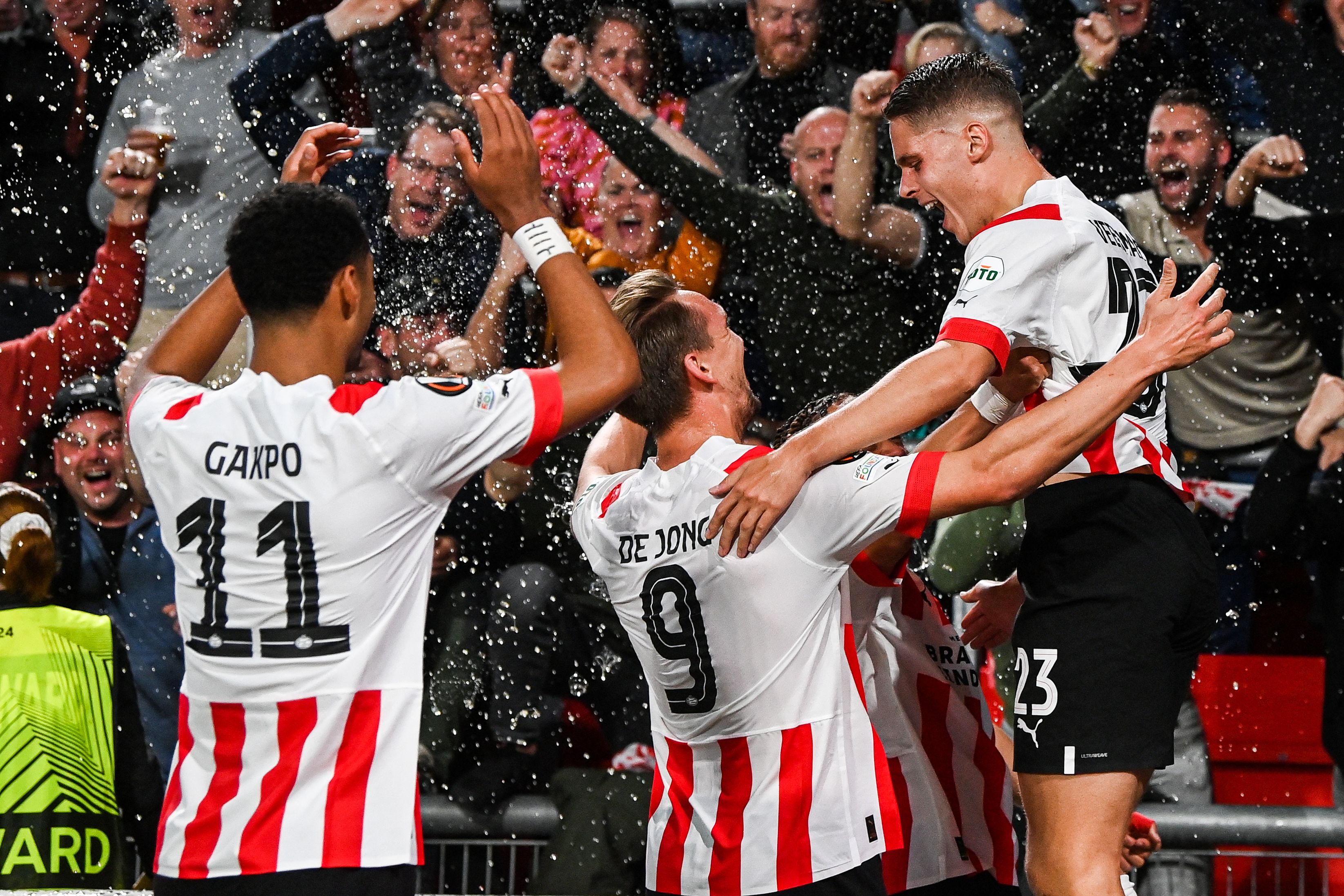 Para pemain PSV melakukan selebrasi usai mencetak gol ke gawang Arsenal di laga Liga Europa.