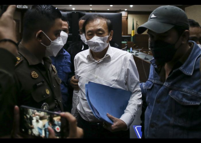 Surya Darmadi (tengah)