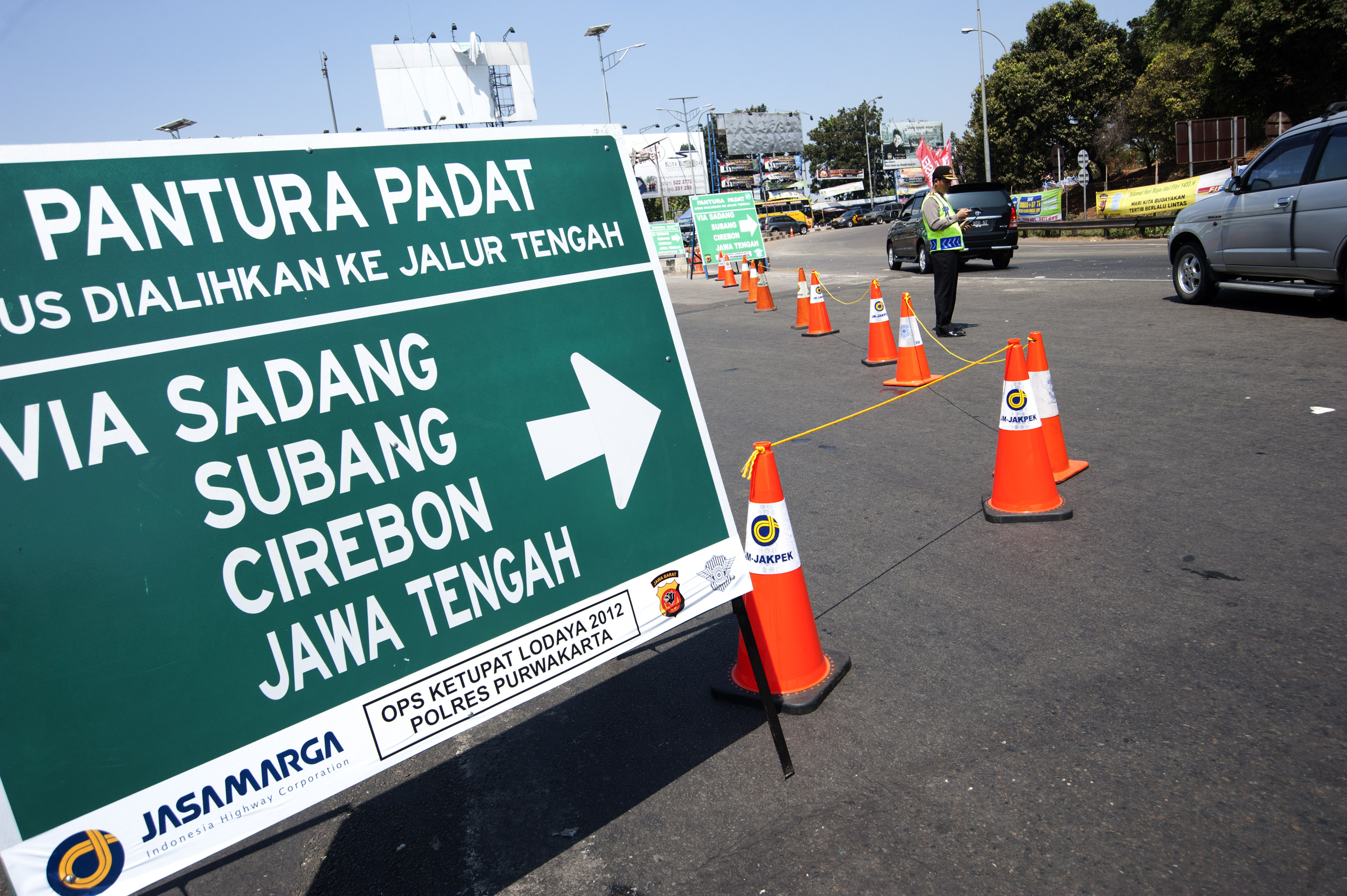 Akses Gerbang Tol Sadang Purwakarta Tergenang Air