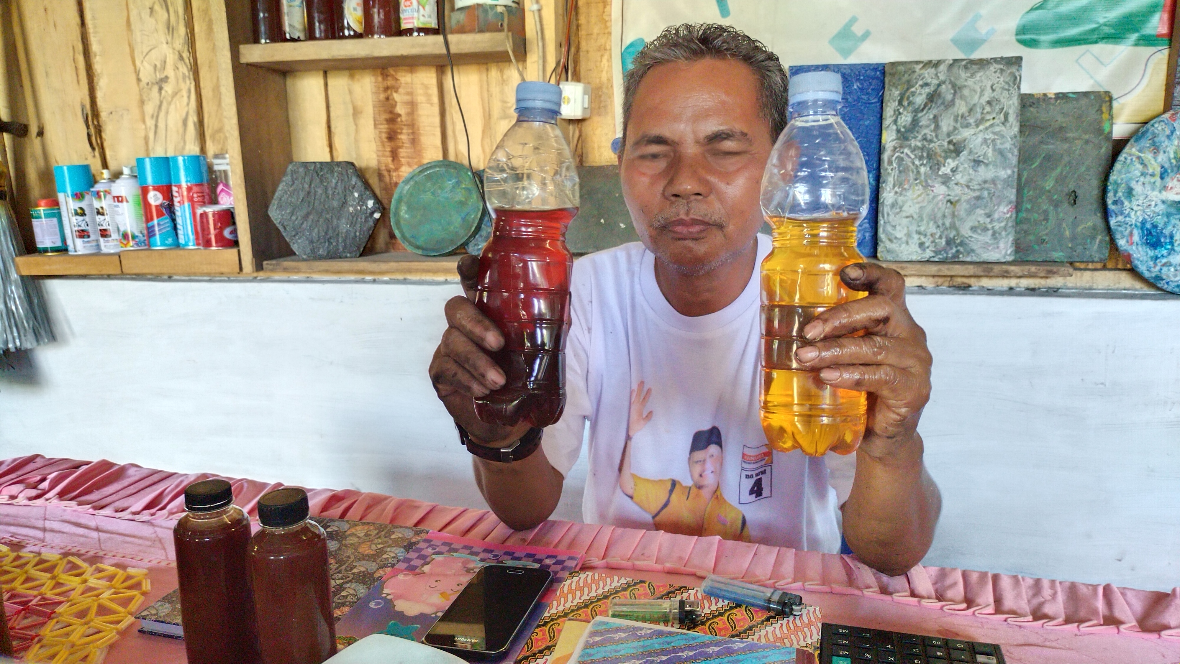 Dirsan warga Kelurahan Taipa, Kota Palu, yang mampu mengubah sampah plastik menjadi BBM yang digunakanya sejak 2019 hingga kini.