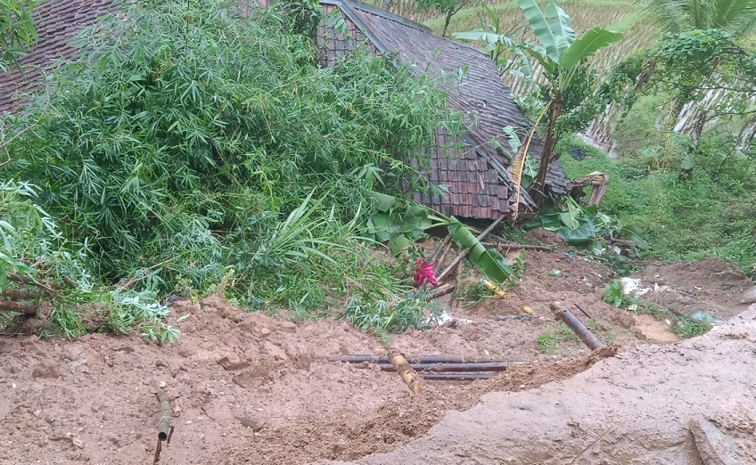 Tanah Longsor Timbun Rumah di Takokak Cianjur