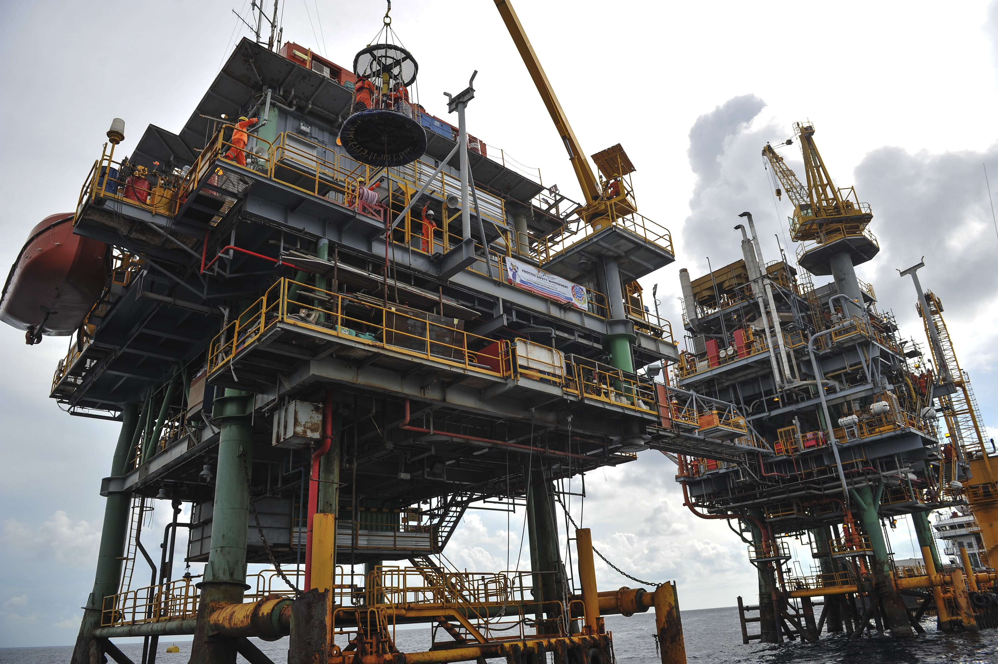 Aktivitas pekerja di anjungan lepas pantai milik Pertamina.