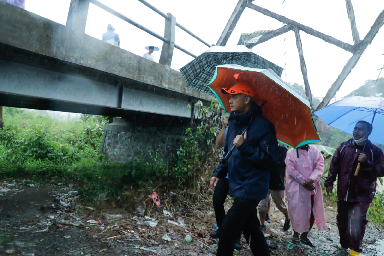 GUBERNUR Jateng Ganjar Pranowo meninjau Jembatan Juwero di Desa Triharjo, Gemuh, Kabupaten Kendal yang rusak, Jumat (21/10/2022)