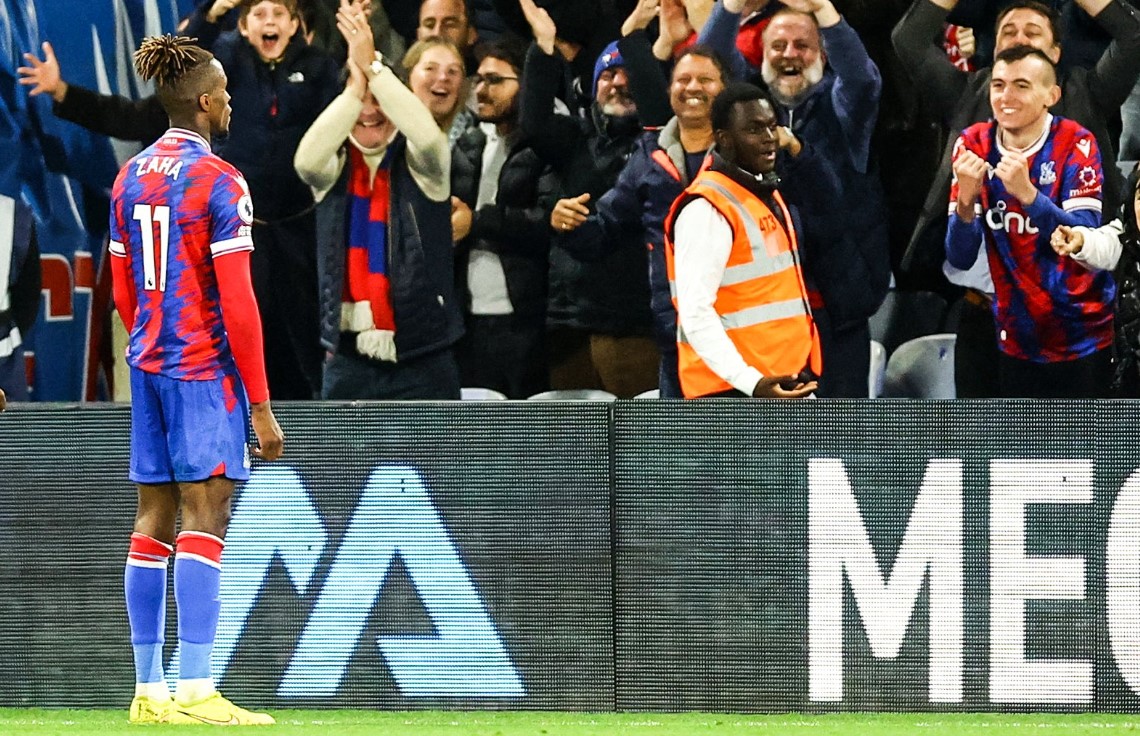 Penyerang Crystal Palace Wilfried Zaha melakukan selebrasi usai mencetak gol ke gawang Wolverhampton Wanderers di laga Liga Primer Inggris.