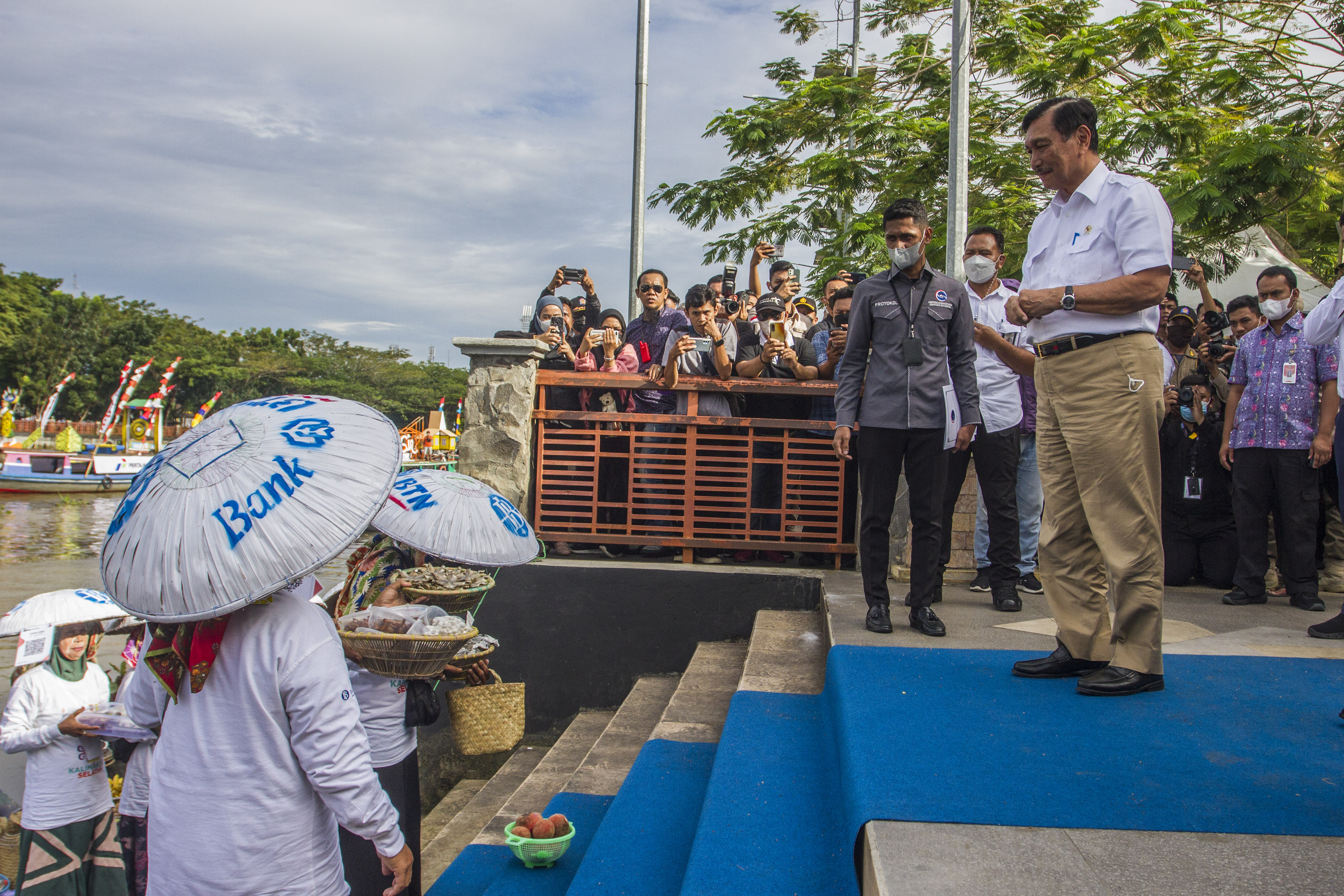 Menko Marves Luhut Binsar Pandjaitan saat menghadiri acara di Kalimantan Selatan.