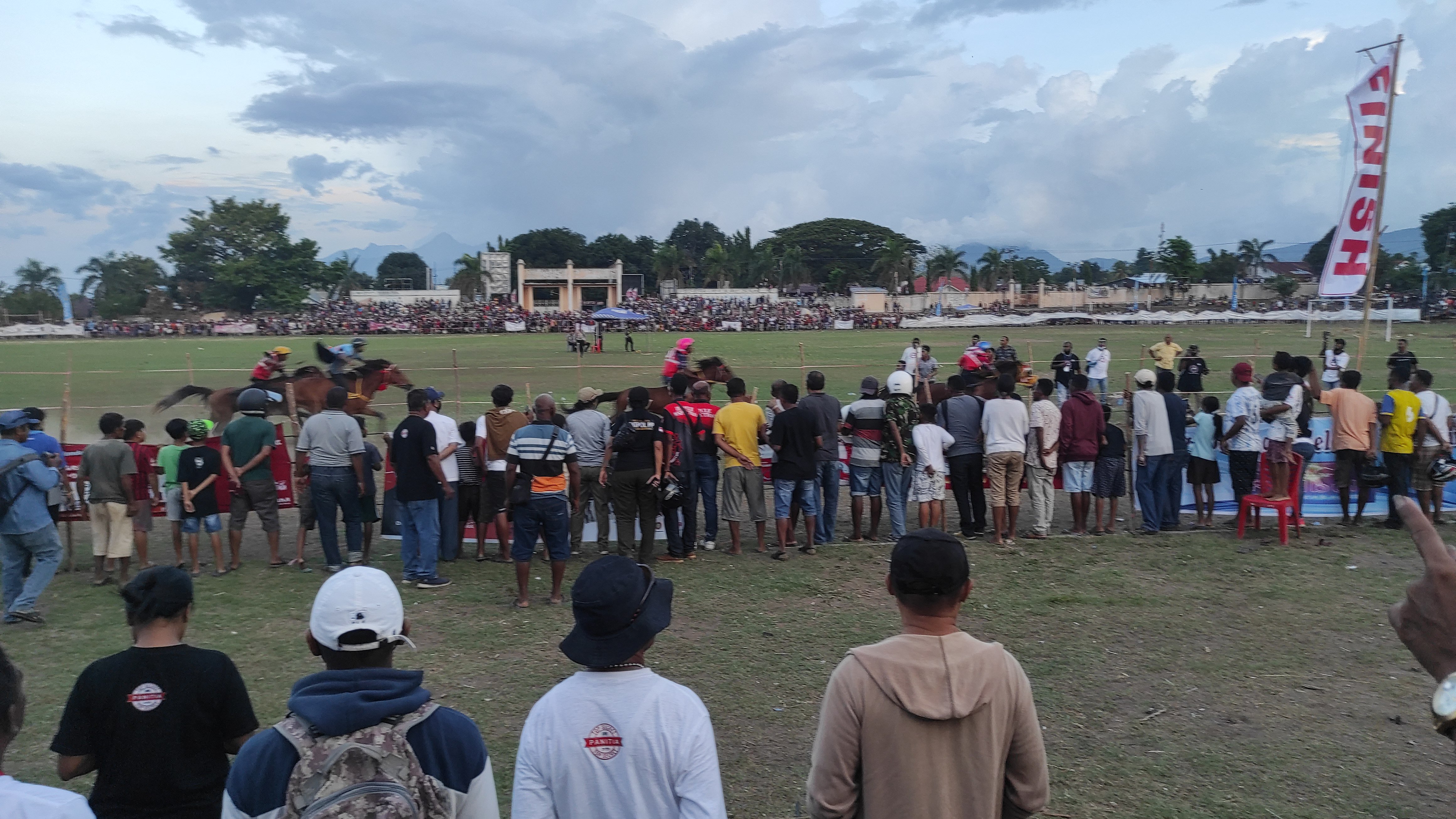 Masyarakat memadati Lapangan Gelora Samador untuk menyaksikan lomba pacuan kuda.