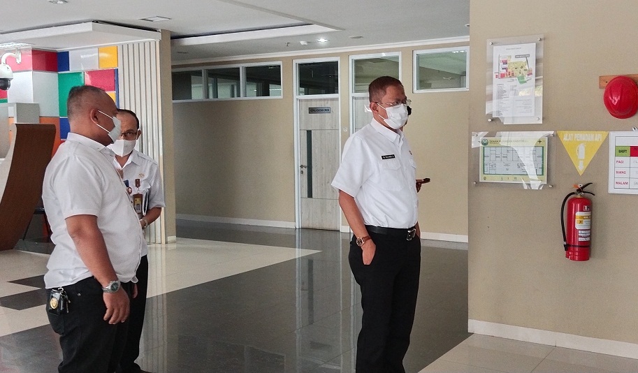 Wakil Bupati Cianjur, Tb Mulyana Syahrudin (kanan) saat melakukan sidak di RSUD Sayang Cianjur, Rabu (26/10).