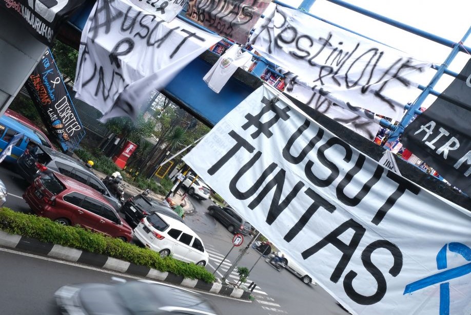 Spanduk desakan mengusut tuntas tragedi Kanjuruhan.