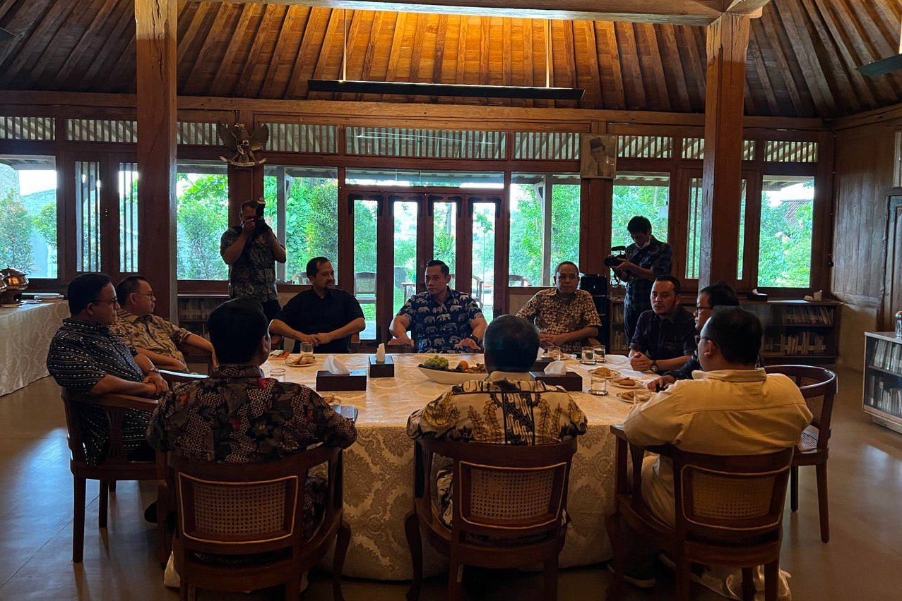 Perwakilan Partai NasDem, PKS, dan Partai Demokrat menggelar pertemuan di kediaman Anies Baswedan di Lebak Bulus, Jakarta.