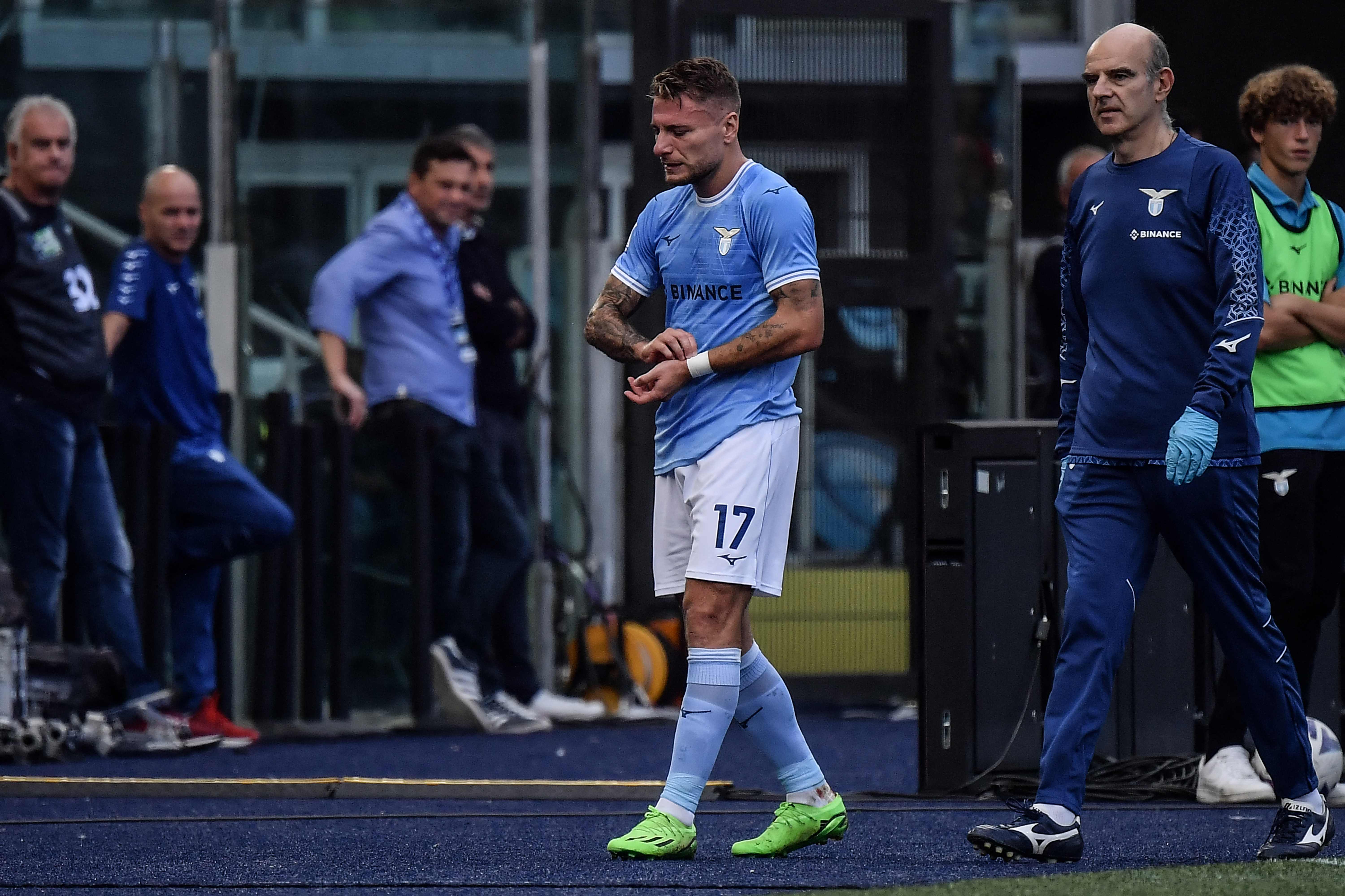 Penyerang Lazio Ciro Immobile meninggalkan lapangan usai mengalami cedera dalam laga Serie A melawan Udinese.