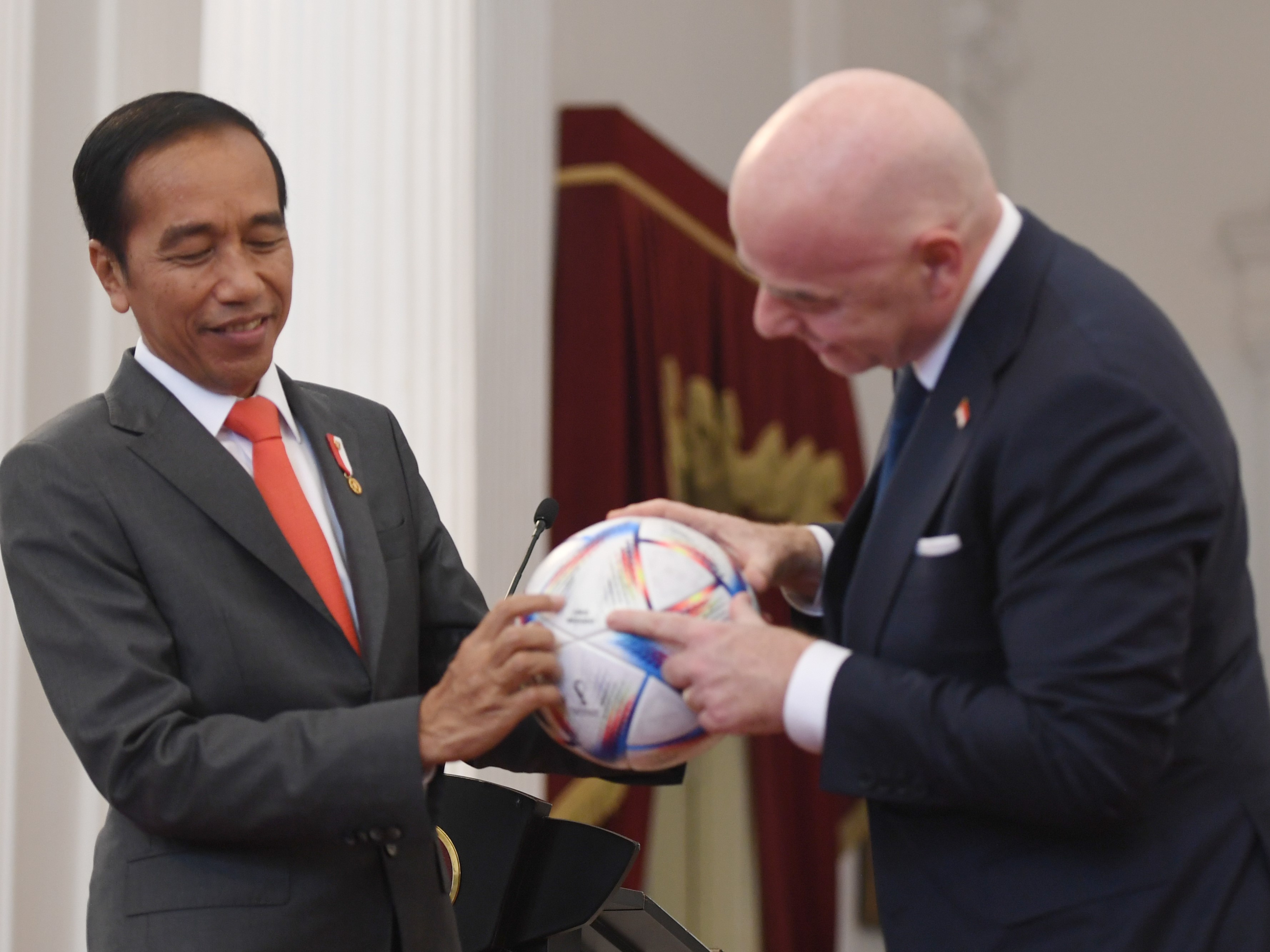 Presiden Joko Widodo menerima bola resmi Piala Dunia Qatar 2022 dari Presiden FIFA Gianni Infantino usai melakukan pertemuan.