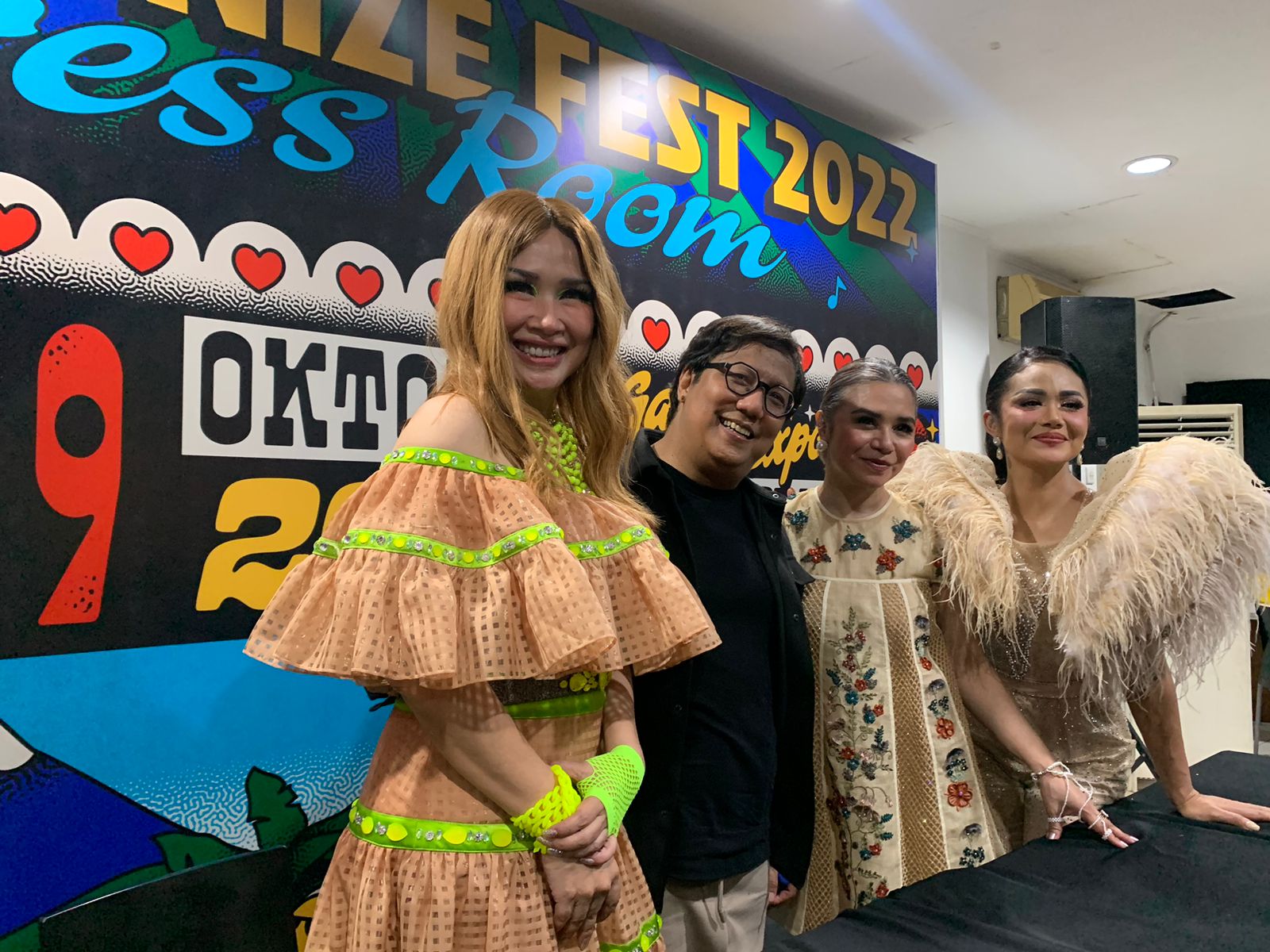 Tiga Diva dan Erwin Gutawa saat jumpa pers seusai tampil, di Jakarta, Jumat (7/10).