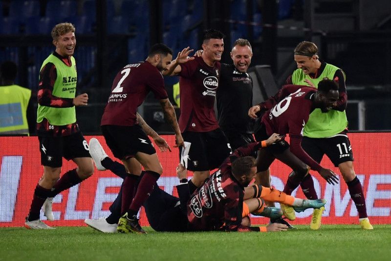 Para pemain Salernitana merayakan gol ketiga mereka ke gawang Lazio dalam pertandingan Serie A Italia, Minggu malam (30/10/2022)