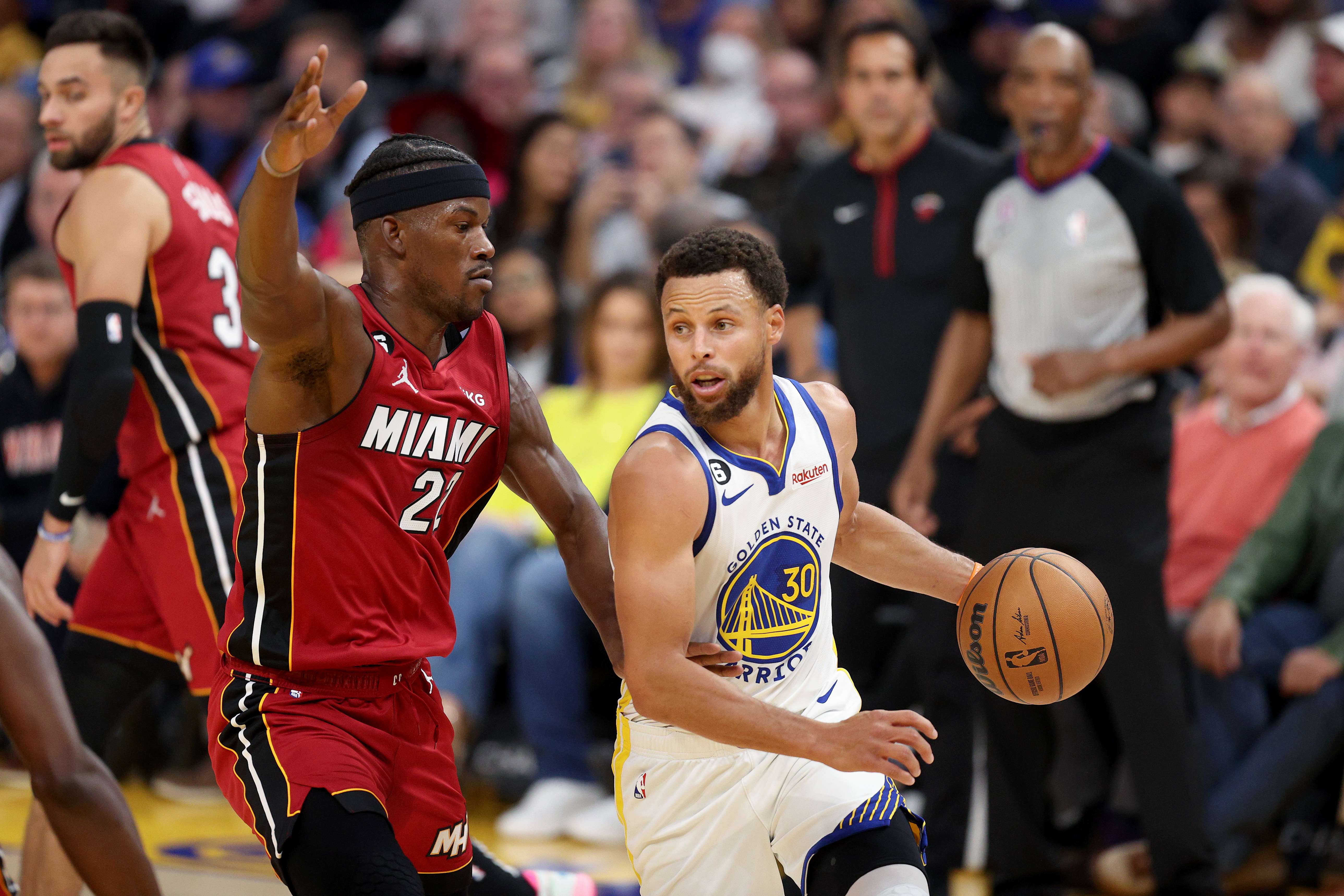Pemain Golden State Warriors Stephen Curry (kanan) dijaga pemain Miami Heat Jimmy Butler