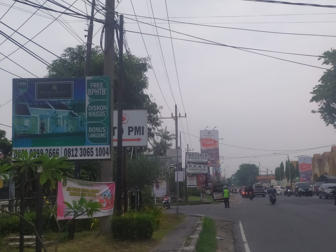 Papan reklame di sejumlah sudut Kota Sidoarjo, Jawa Timur, dinilai semrawut