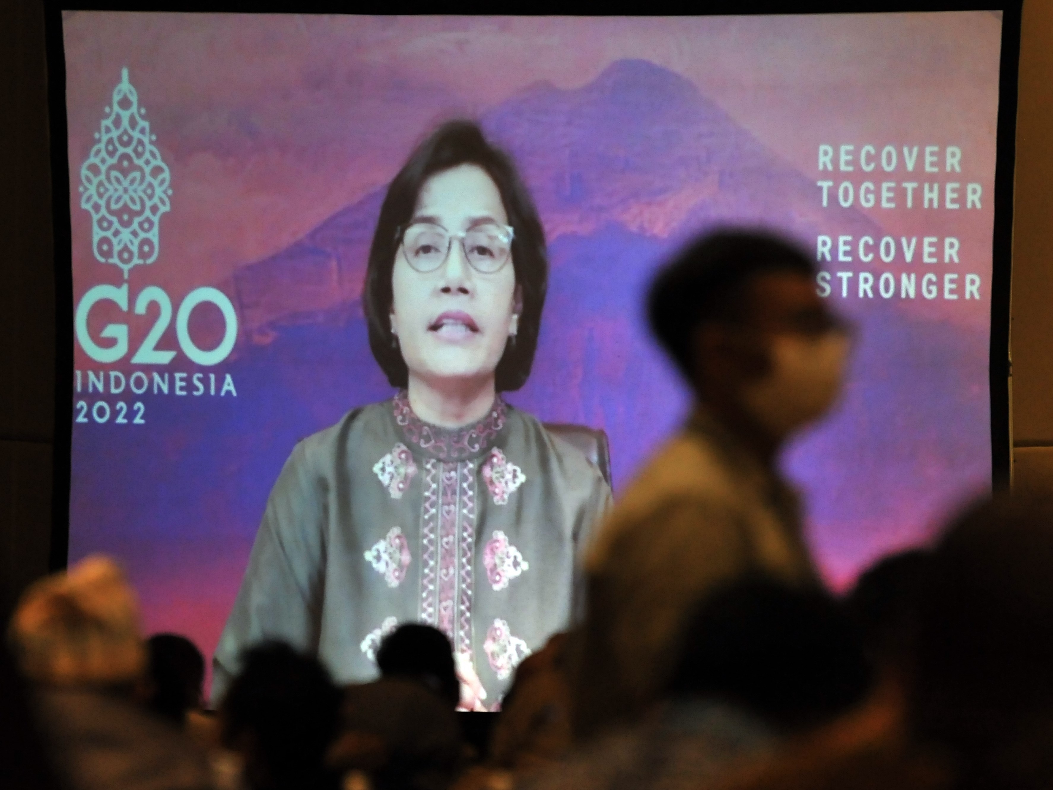 Menkeu Sri Mulyani menyampaikan paparan secara virtual saat pembukaan KTT Civil 20 Summit 2022 di Nusa Dua, Badung, Bali, Rabu (5/10/2022).