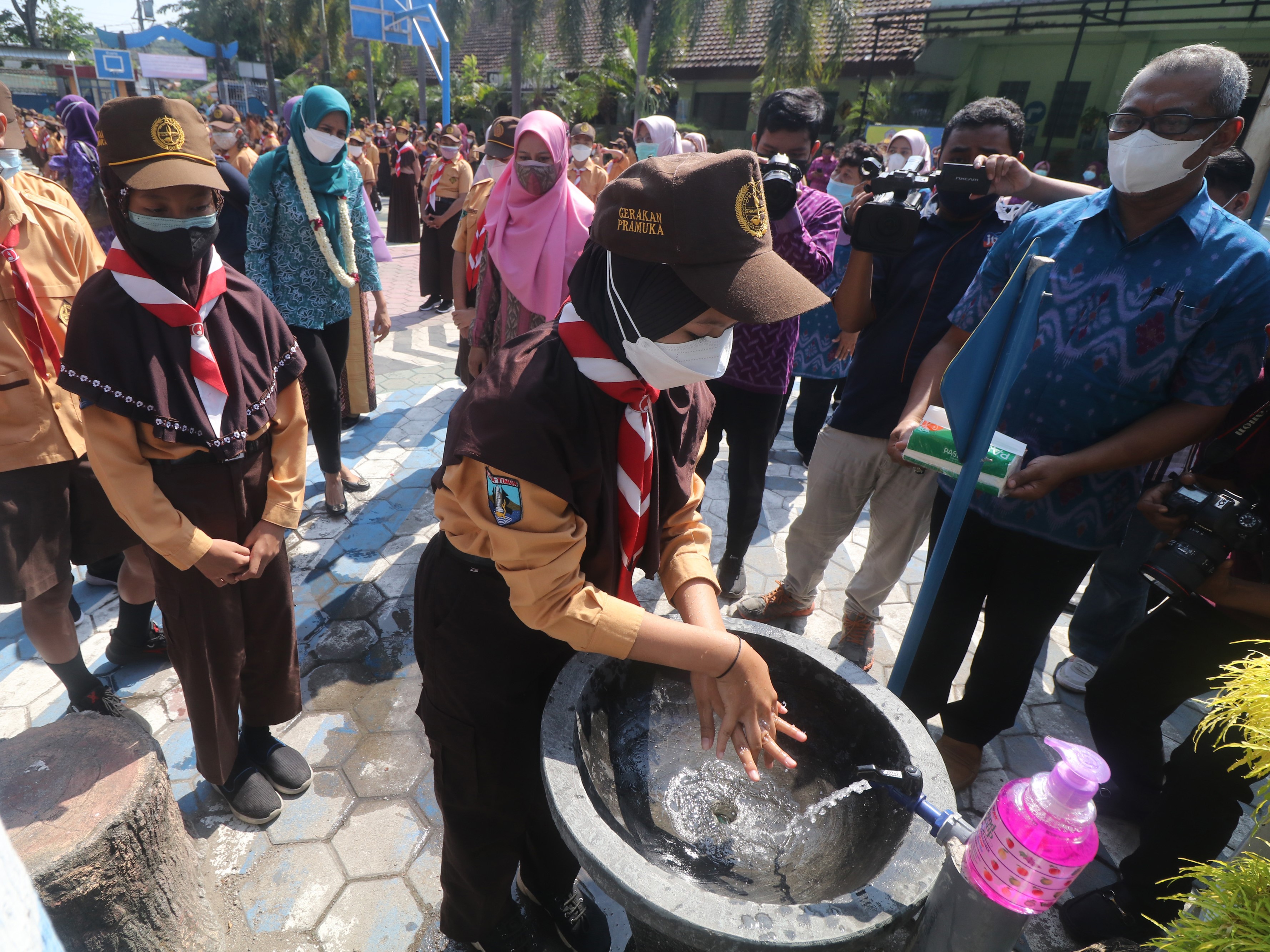 Sejumlah pelajar antre mencuci tangan saat peringatan Hari Cuci Tangan Sedunia di SDN Banjaran 4, Kota Kediri, Jawa Timur.