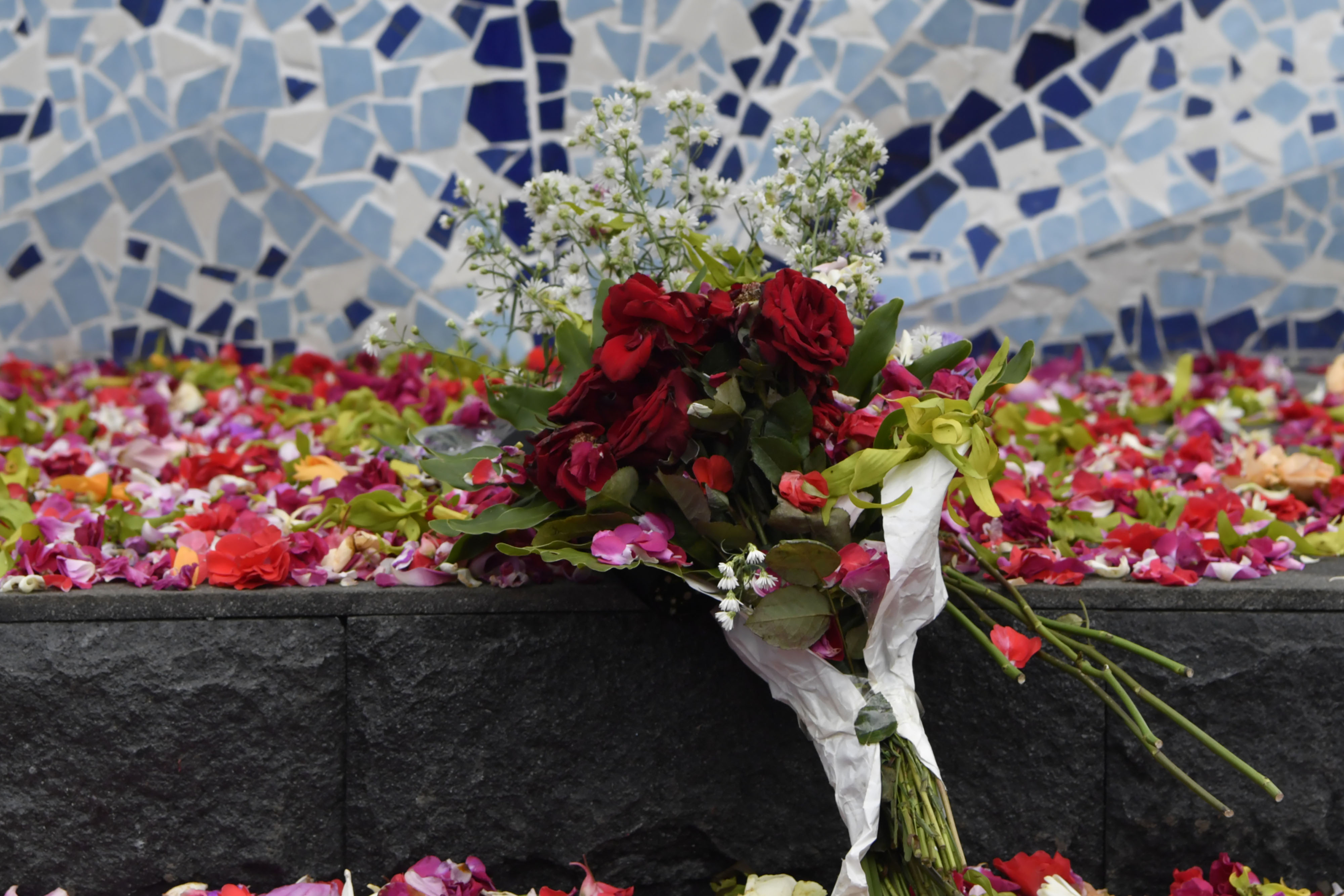 Bunga yang ditabur superter Arema FC (Aremania) di Patung Singa Stadion Kanjuruhan, Malang, Jawa Timur, Minggu (2/10).