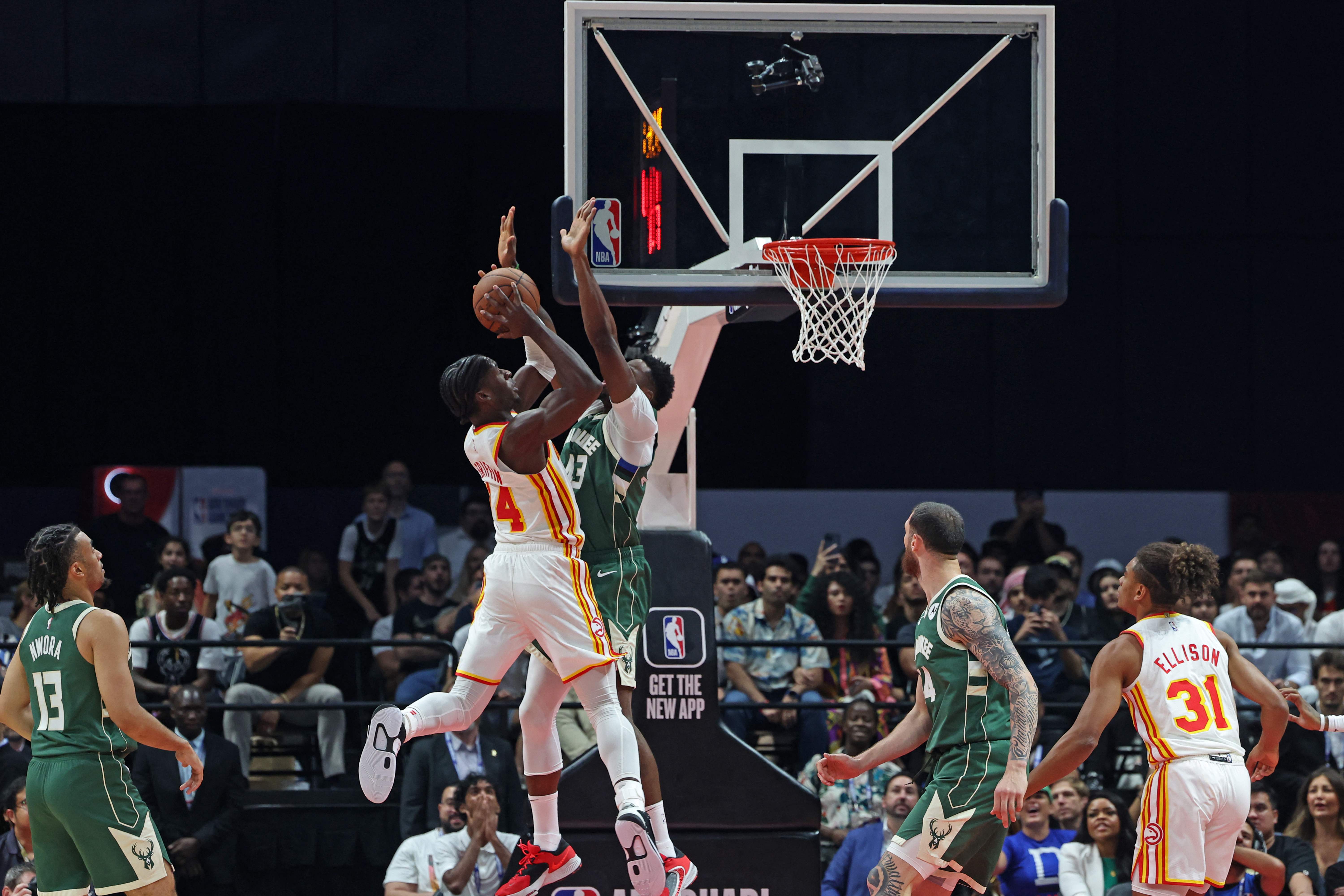 Laga pramusim NBA antara Milwaukee Bucks dan Atlanta Hawks.