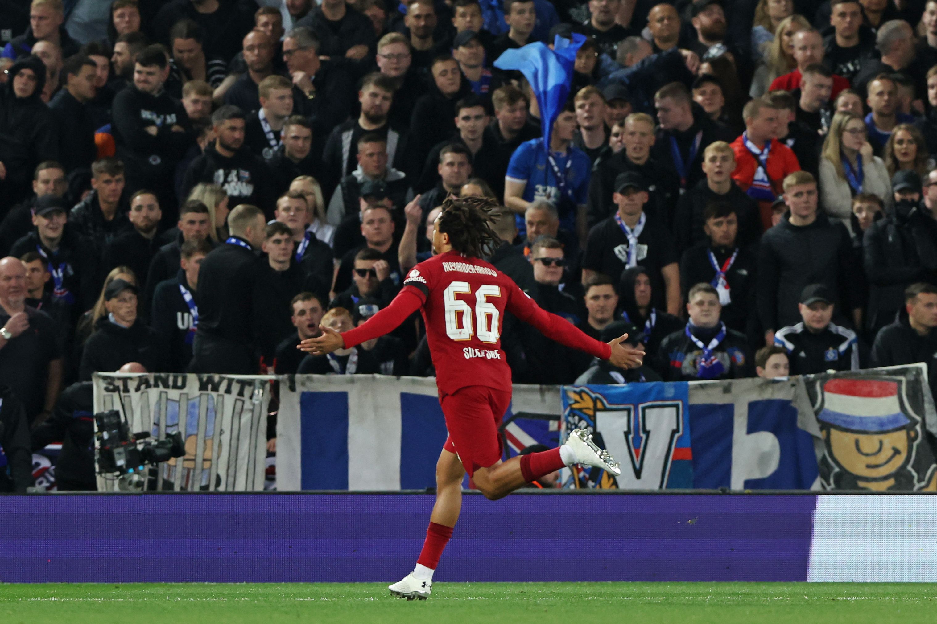 Bek Liverpool Trent Alexander-Arnolds melakukan selebrasi usai mencetak gol ke gawang Rangers di laga Liga Champions.