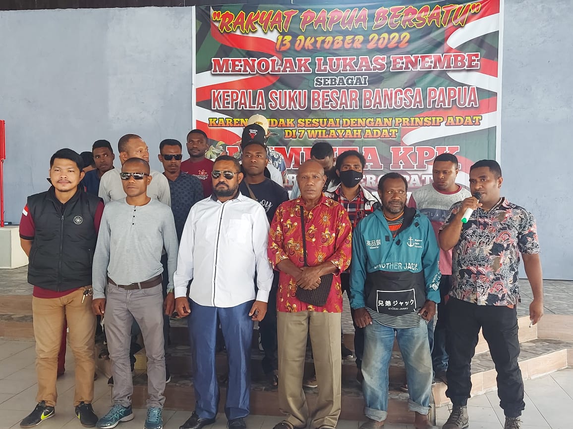 Deklarasi bersama elemen masyarakat Papua menolak pengangkatan Lukas Enembe sebagai Kepala Suku Besar Papua, pada Jumat.