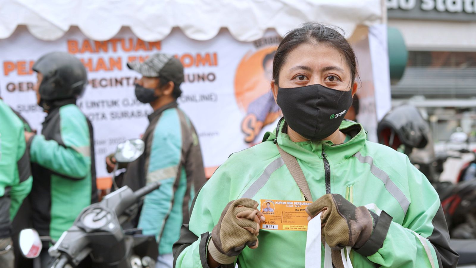 Pengemudi ojek online perempuan di Surabaya menunjukkan subsidi BBM yang diberikan relawan Sandi Uno, Selasa (11/10/2022)