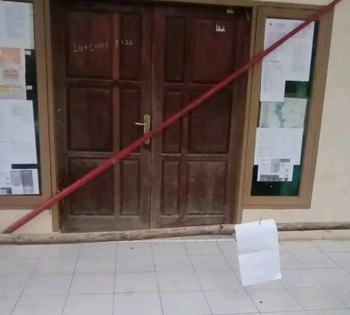 Pintu masuk Kecamatan Waiblama, Kabupaten Sikka, Nusa Tenggara Timur, disegel warga yang kesal ASN di sana sering bolos kerja.