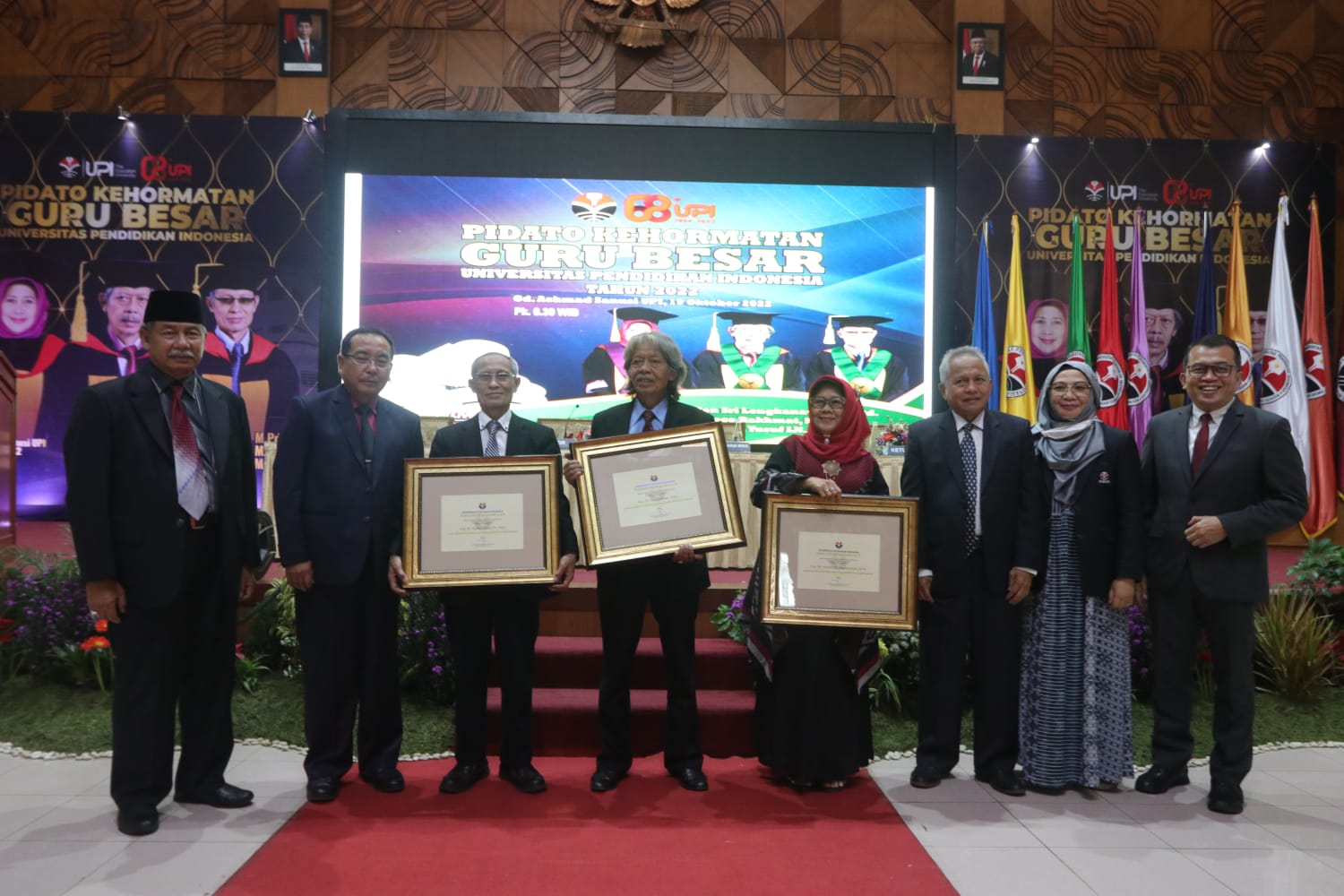 Tiga Guru Besar Universitas Pendidikan Indonesia sesuai menyampaikan pidato kehormatan