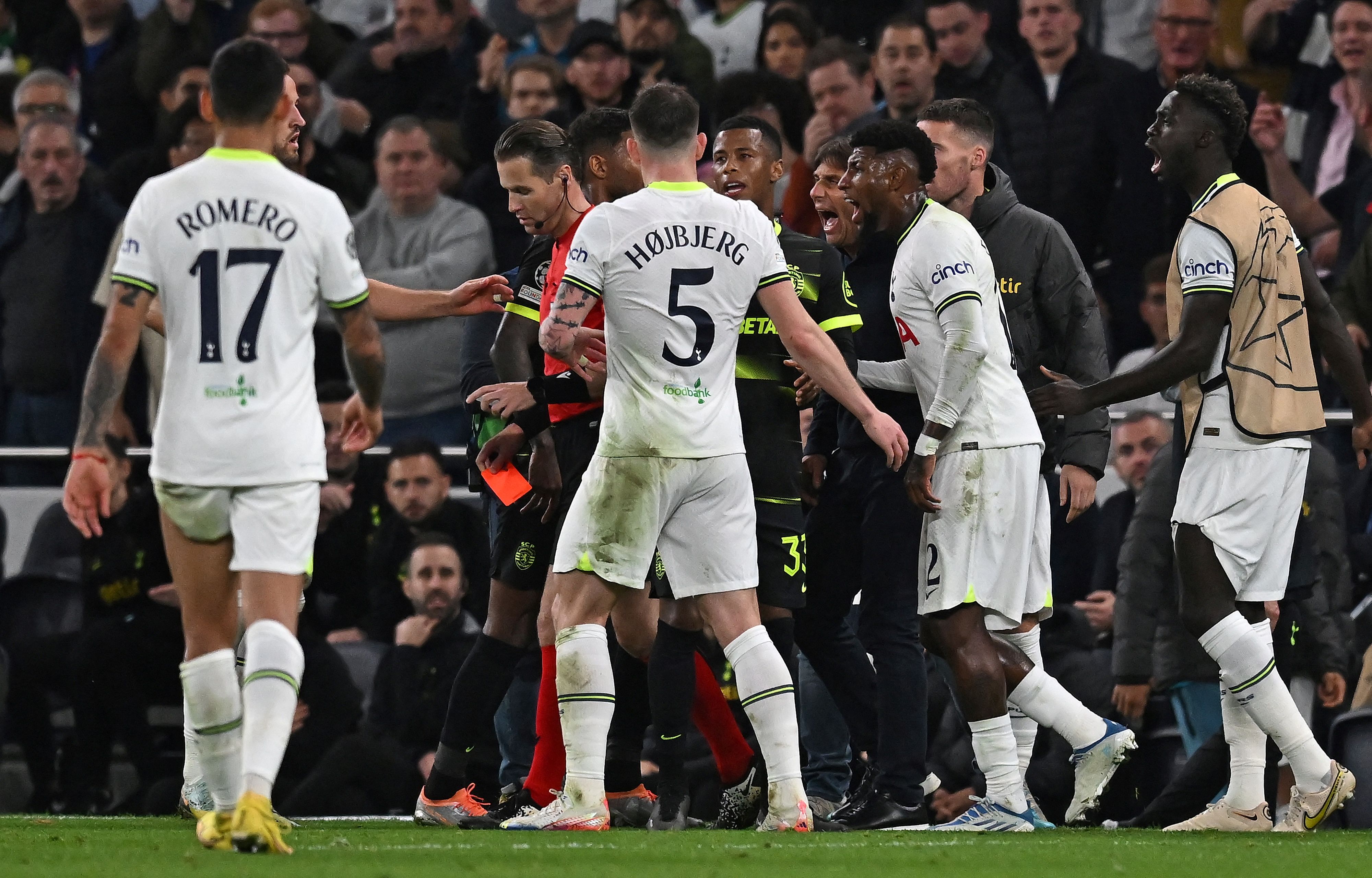 Pelatih Spurs Antonio Conte dan para pemainnya memprotes wasit yang menganulir gol Harry Kane ke gawang Sporting Lisbon.