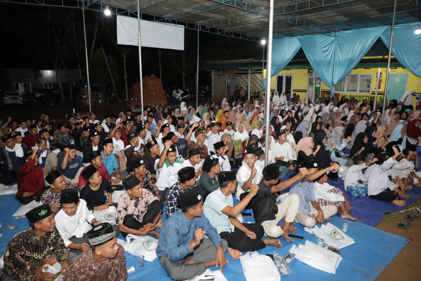  Santri dan ulama Kabupaten Musi Rawas, Sumatra Selatan menggelar 'Gema Selawat dan Doa Bersama untuk Negeri' di Ponpes Hidayatul Thullab, D