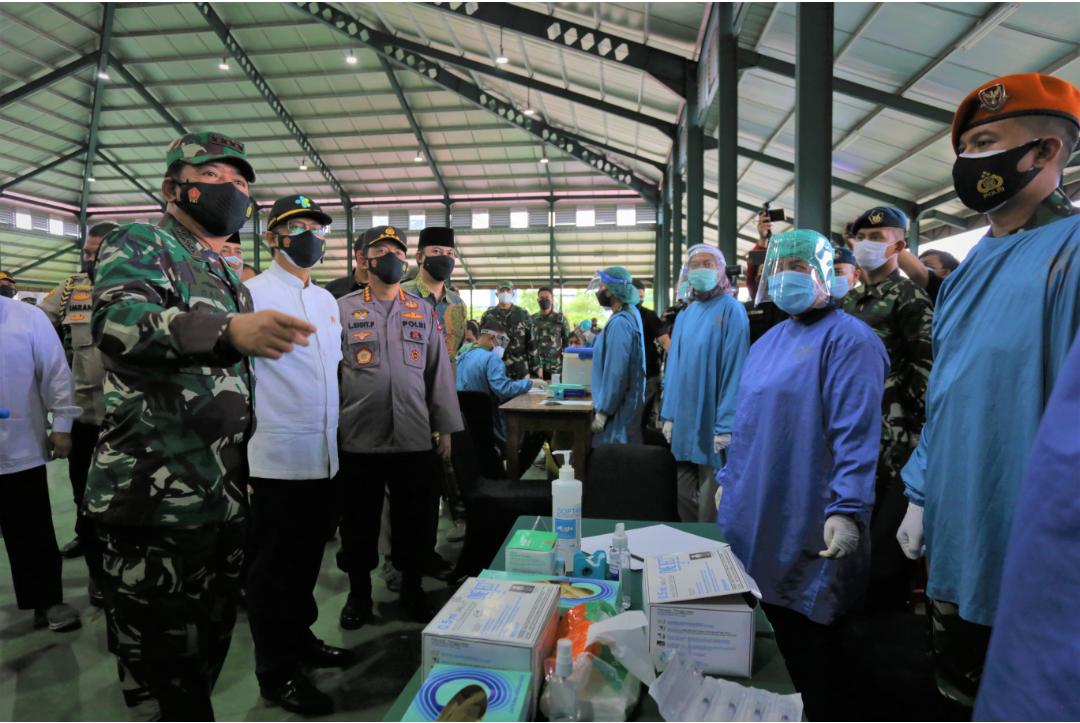Panglima TNI Marsekal Hadi Tjahjanto dan Kapolri Jenderal Listyo Sigit di sentra vaksinasi yang digagas LDII di Padepokan Persinas ASAD