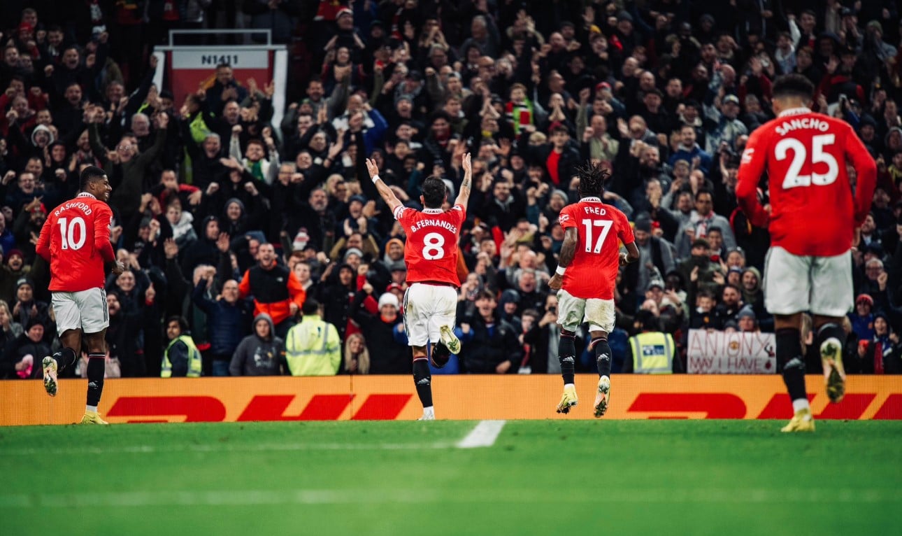 Gelandang Manchester United Bruno Fernandes (tengah) melakukan selebrasi usai mencetak gol ke gawang Tottenham Hotspur.