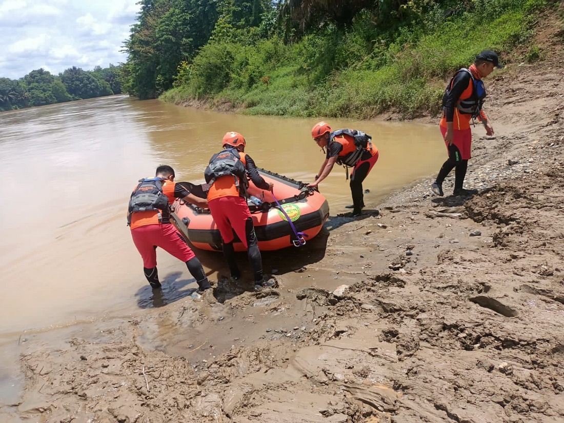 Personel Basarnas Jambi dikerahkan untuk pencarian sopir truk pengangkut sawit yang tenggelam di Sungai Batang Tebo, Sabtu (15/10).