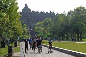 Sejumlah pengunjung berwisata di kompleks Taman Wisata Candi (TWC) Borobudur, Magelang, Jateng.  