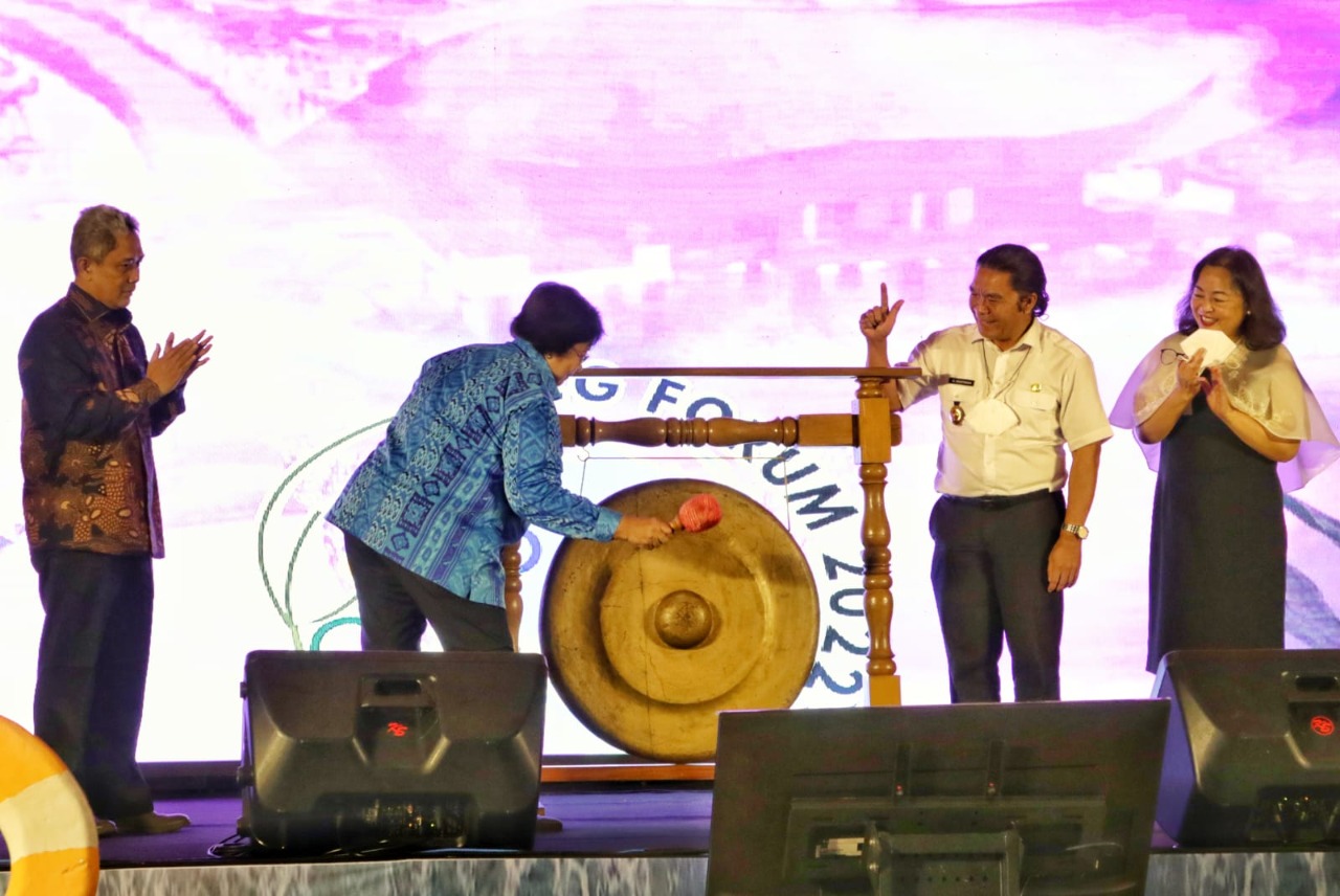 Menteri LHK Siti Nurbaya saat membuka acara PEMSEA - PNLG Forum 2022 dan didampingi Dirjen  PPKL KLHK Sigit Reliantoro (kiri).