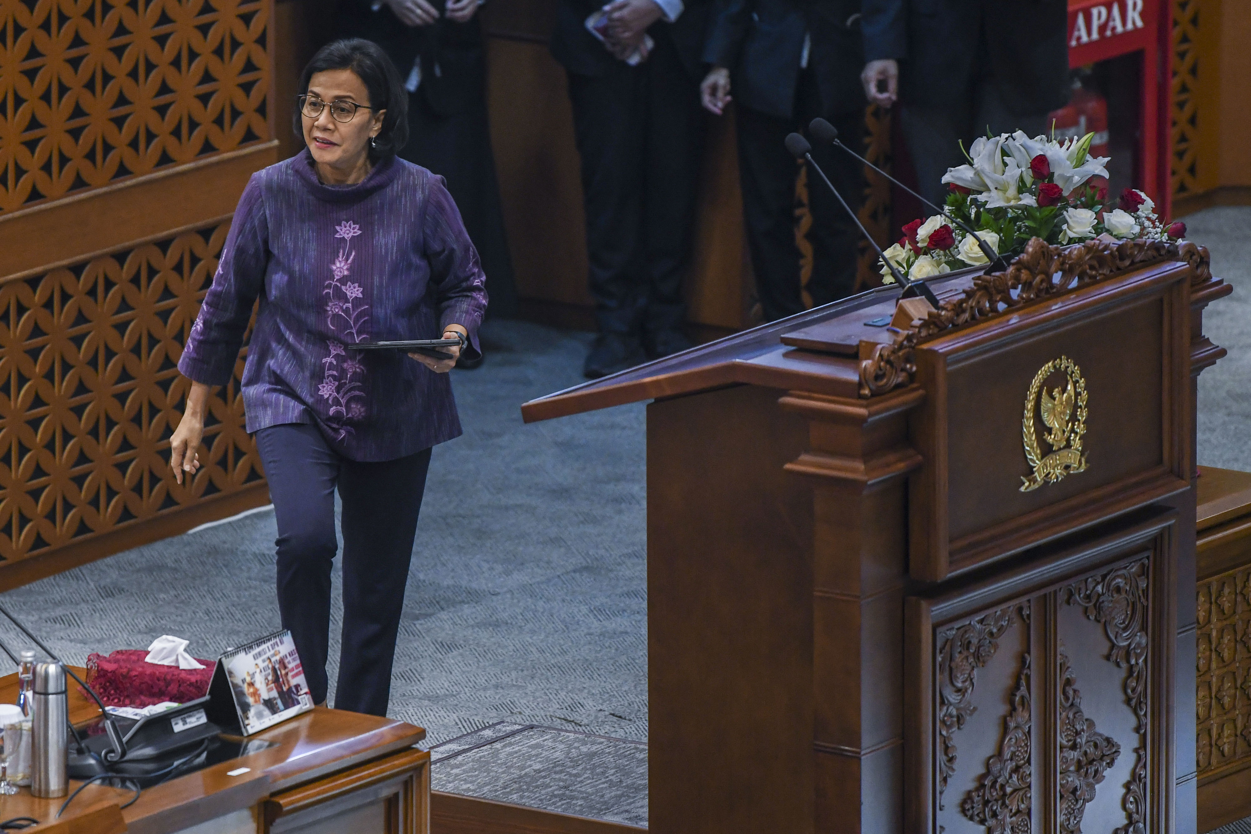 Menkeu Sri Mulyani bersiap menyampaikan laporan pemerintah dalam rapat paripurna DPR.