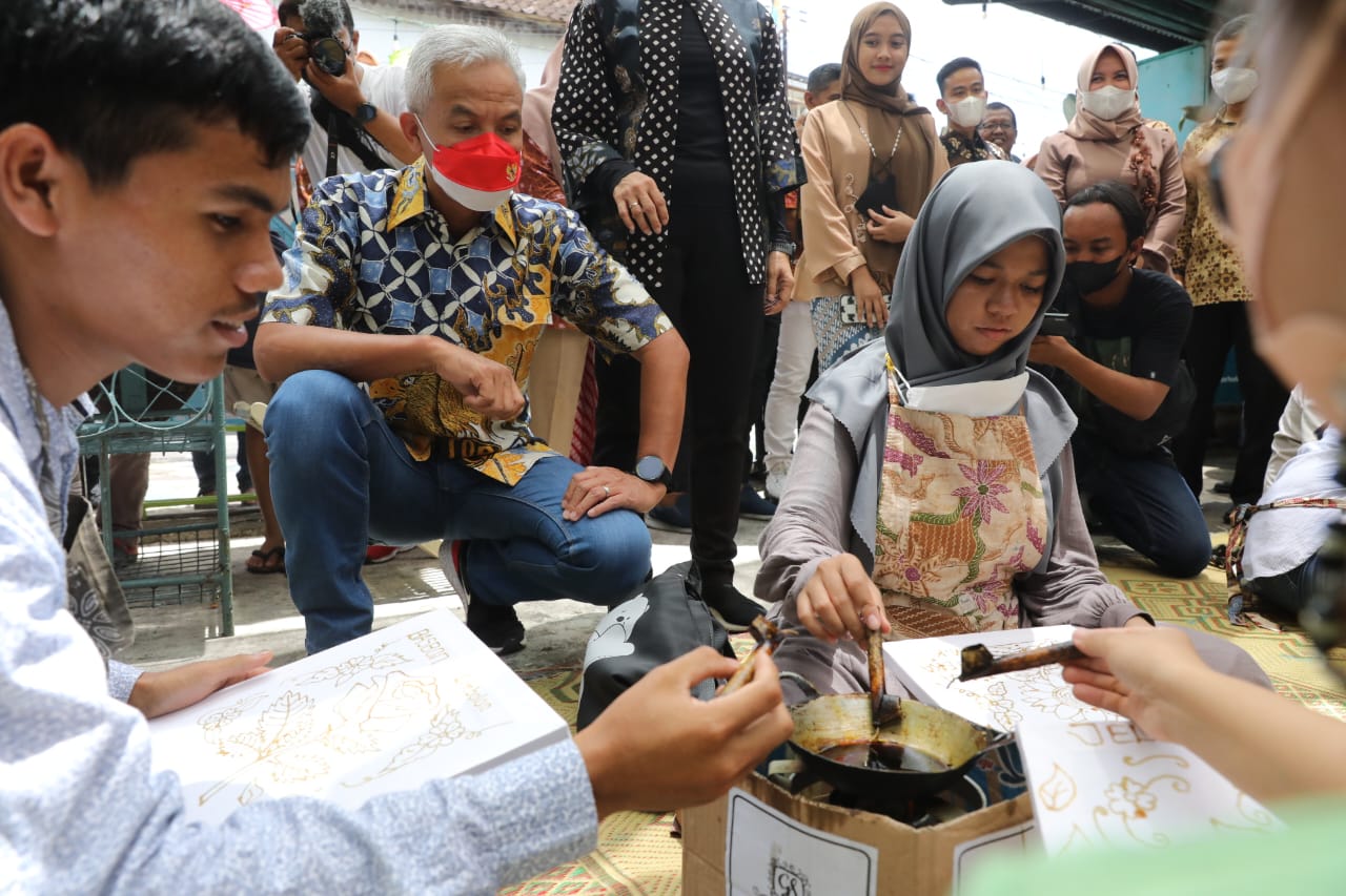Gubernur Ganjar Pranowo mengunjungi Kampung Batik Kauman di Pasar Kliwon, Kota Surakarta, Jawa Tengah, Sabtu (1/10/2022)