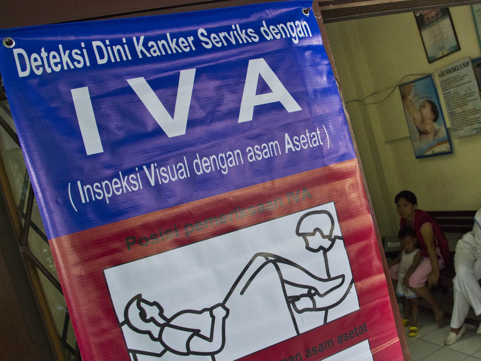 Seorang warga didata oleh petugas sebelum pemeriksaan inspeksi visual asam asetat di Puskesmas Kecamatan Pademangan, Jakarta Utara.