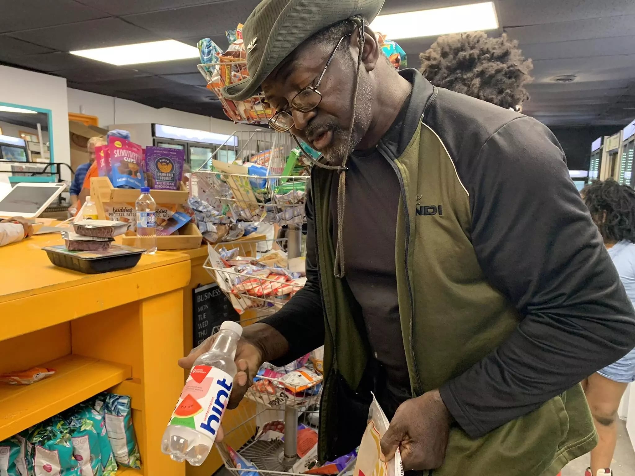 Seorang pengunjung di The Grocery Spot