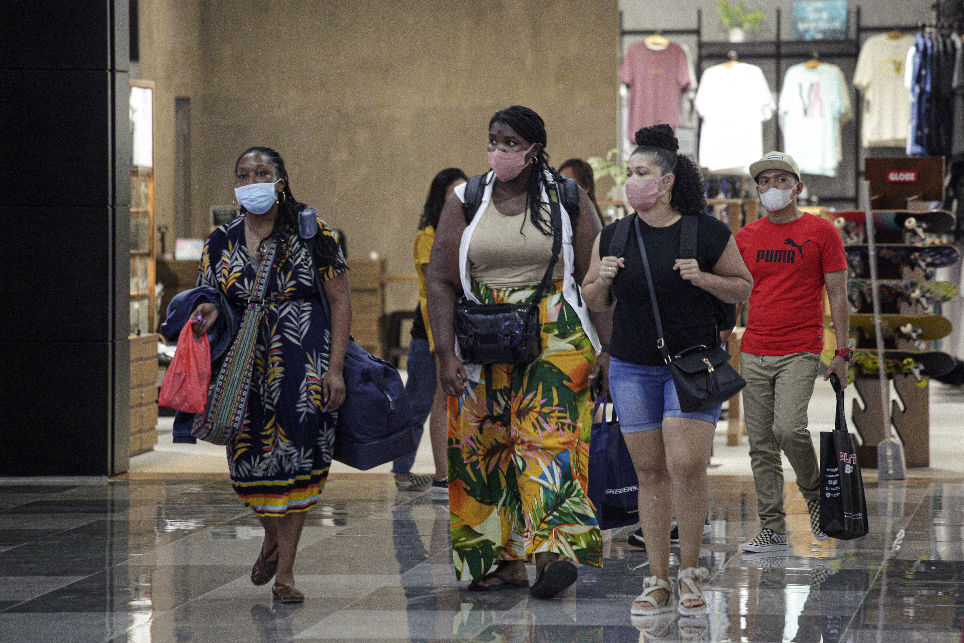 Sejumlah wisatawan mancanegara (wisman) berkunjung ke salah satu pusat perbelanjaan di Batam Centre, Batam, Kepulauan Riau.