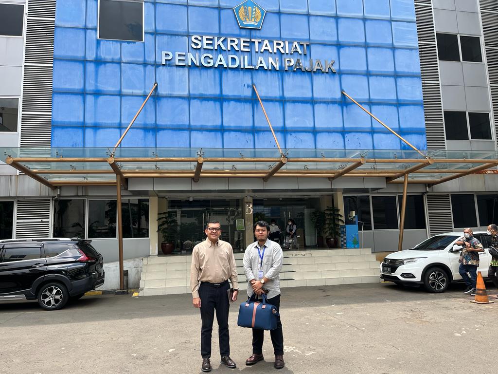 Alessandro Rey, SH, MH, MKn, BSC, MBA (kiri) dan Joshua Naftali, SH.