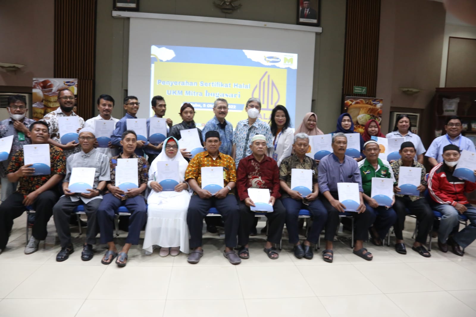 Sebanyak 45 UKM di 19 kabupaten dan kota menerima sertifikasi halal yang pengurusannya difasilitasi Bogasari