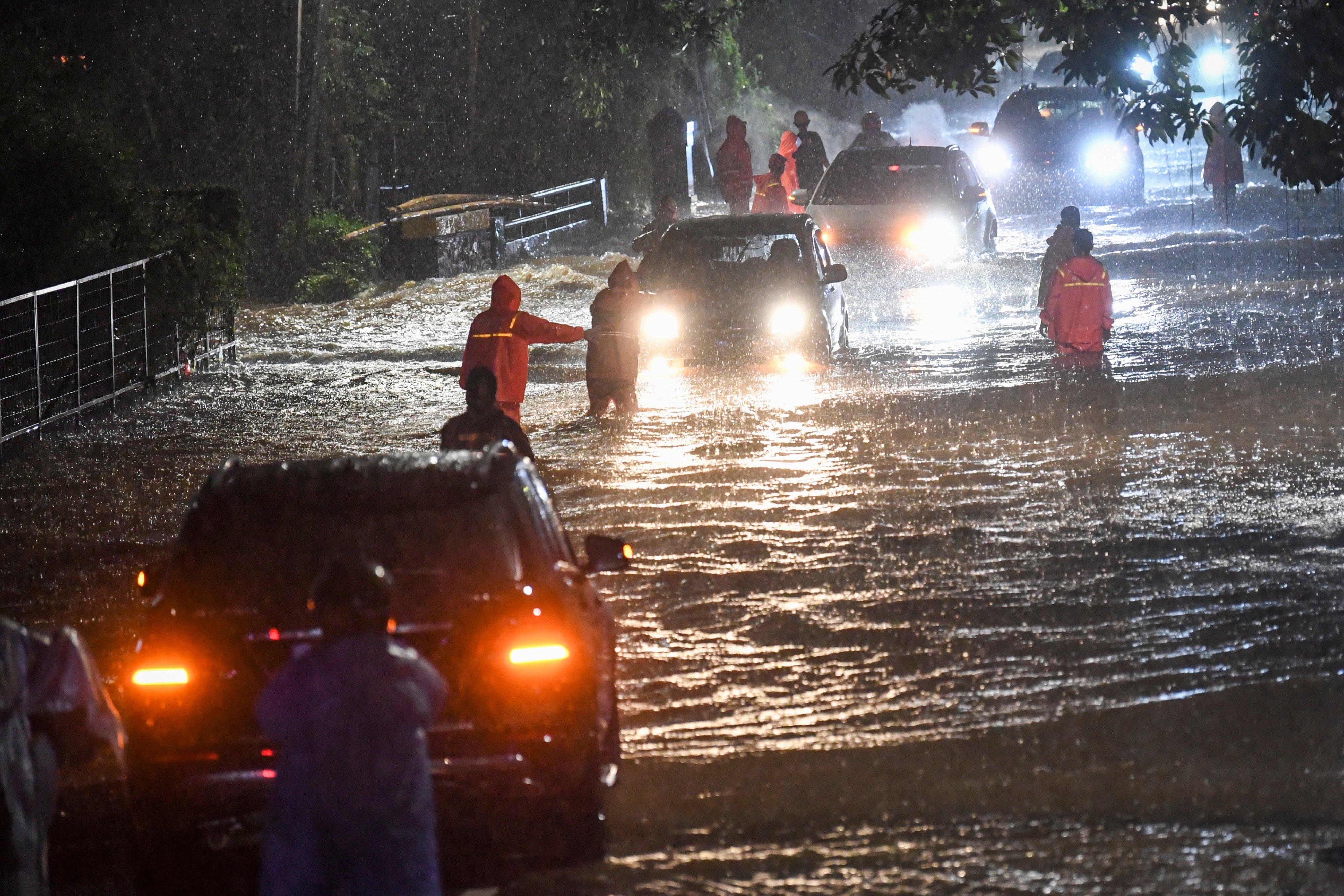 Petugas PPSU mengimbau pengendara mobil saat menerjang banjir di kawasan Jeruk Purut, Jakarta Selatan, Kamis (6/10).