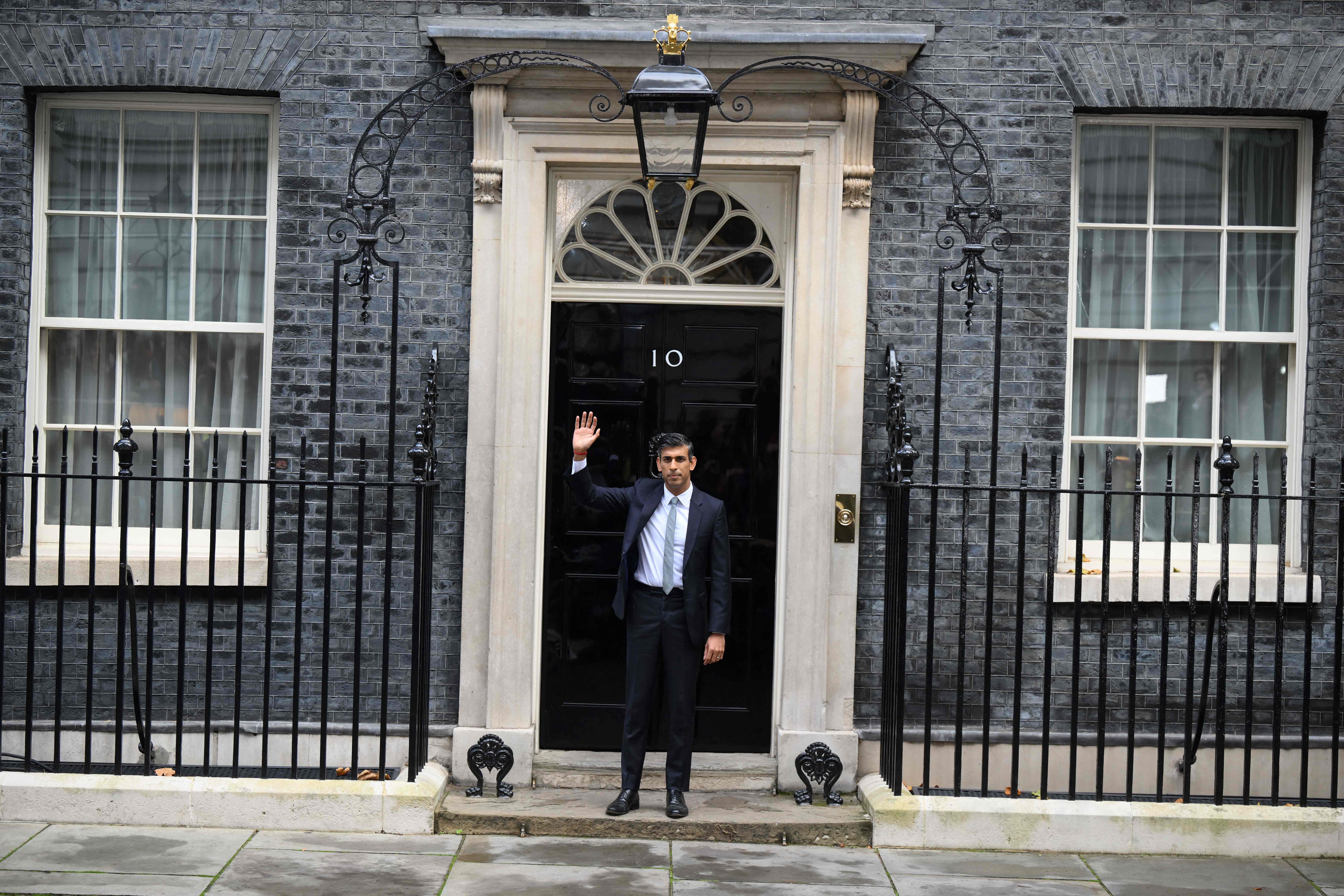 Truss Tinggalkan Downing Street 10, Sunak Ambil Alih PM Inggris
