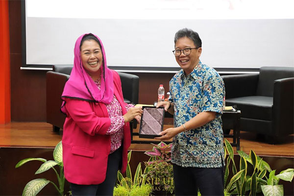 Direktur The Wahid Foundation Zannuba Ariffah Chafsoh atau Yenny Wahid  (kiri)Dekan Fisip UI, Prof. Dr. Semiarto Aji Purwanto (kanan)
