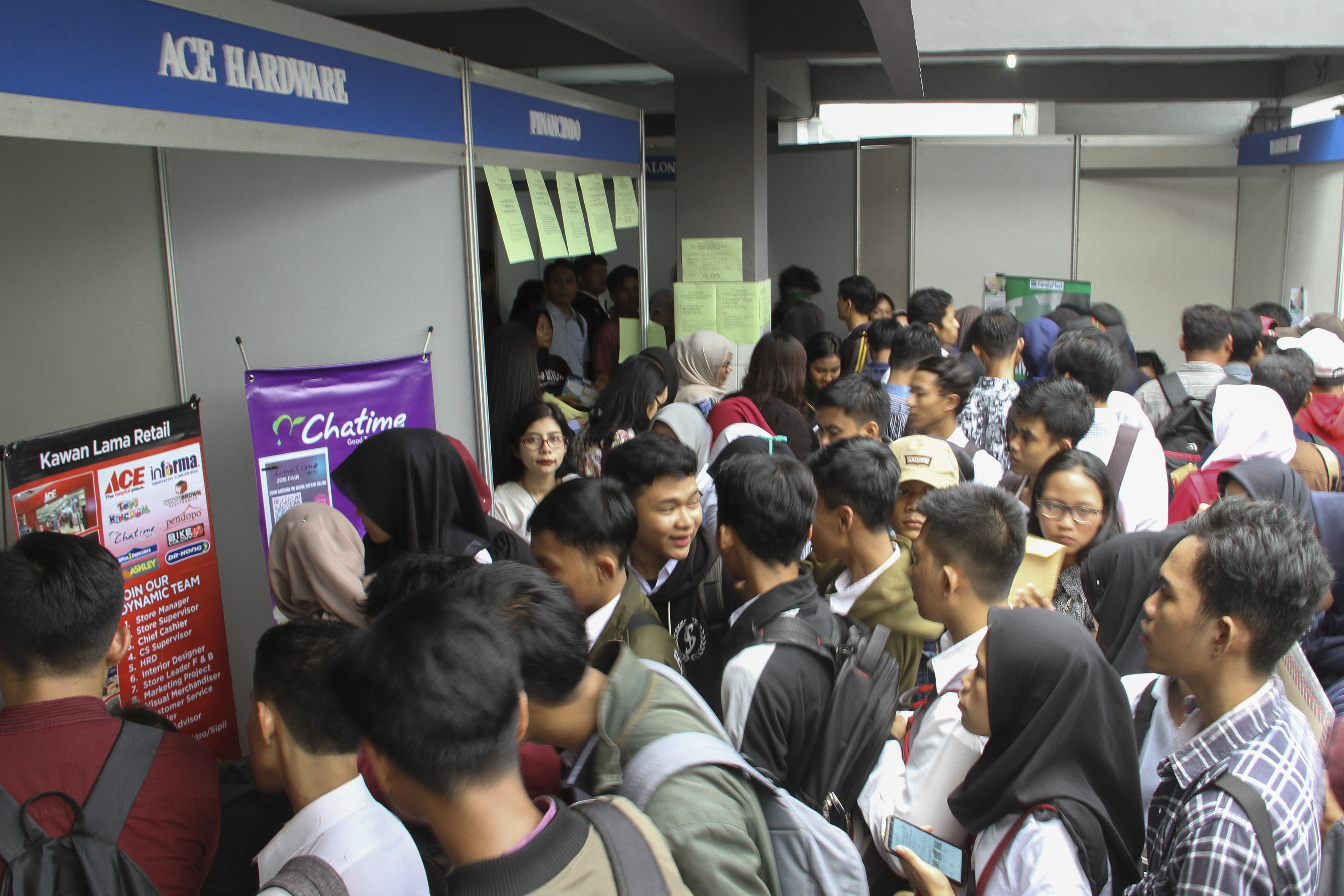 Pencari kerja memadati pameran bursa kerja di Depok, Jawa Barat, beberapa waktu lalu.