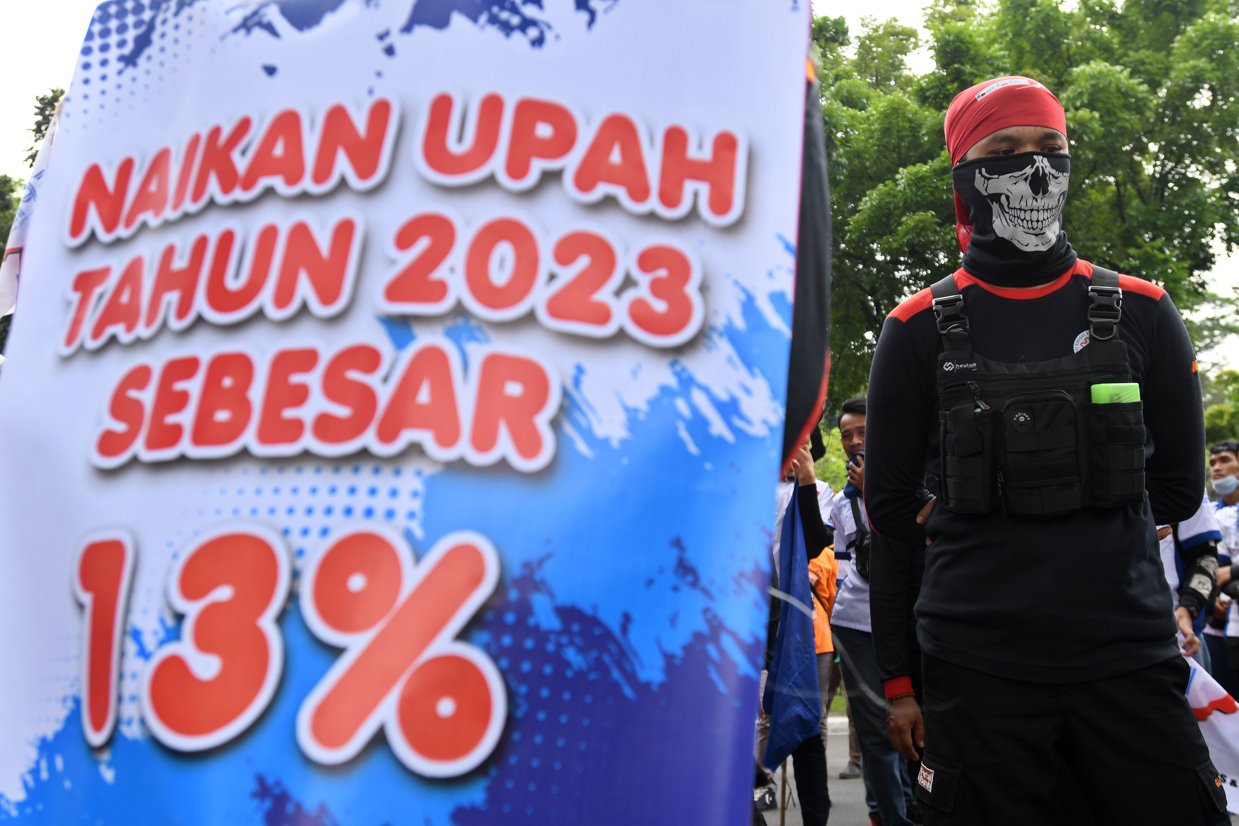 Buruh berunjuk rasa di depan Balai Kota DKI Jakarta, Jakarta, Rabu (21/9), menuntuk kenaikan UMP 2023.