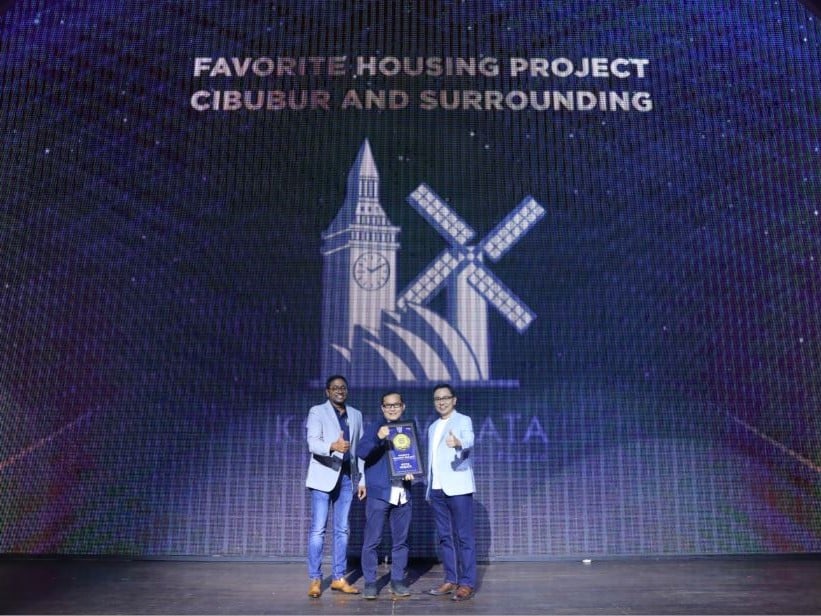 Residential National Division Head Sinar Mas Land Iman Gunawan menerima penghargaan GPA The People's Choice 2022.