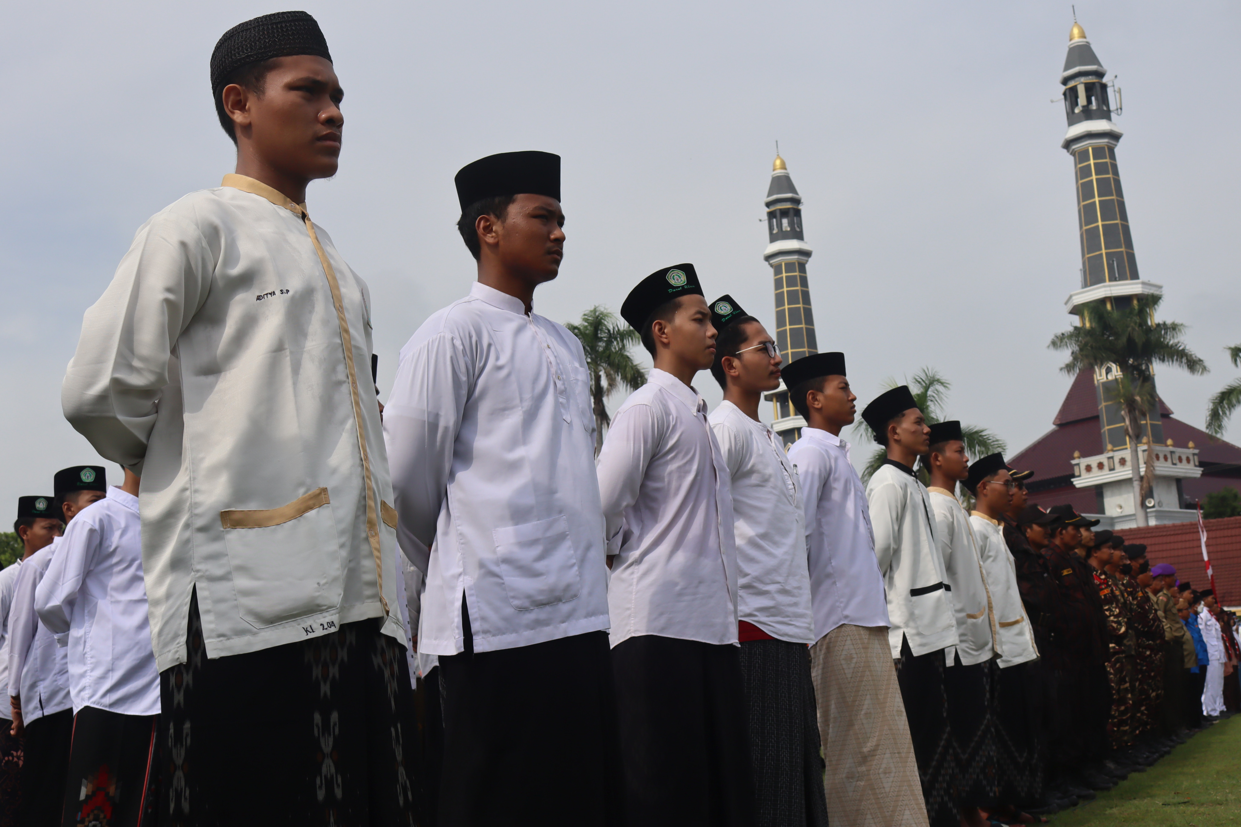 Santri saat mengikuti upacara di Alun-alun Kabupaten Jombang, Jawa Timur, Jumat (21/10/2022). 